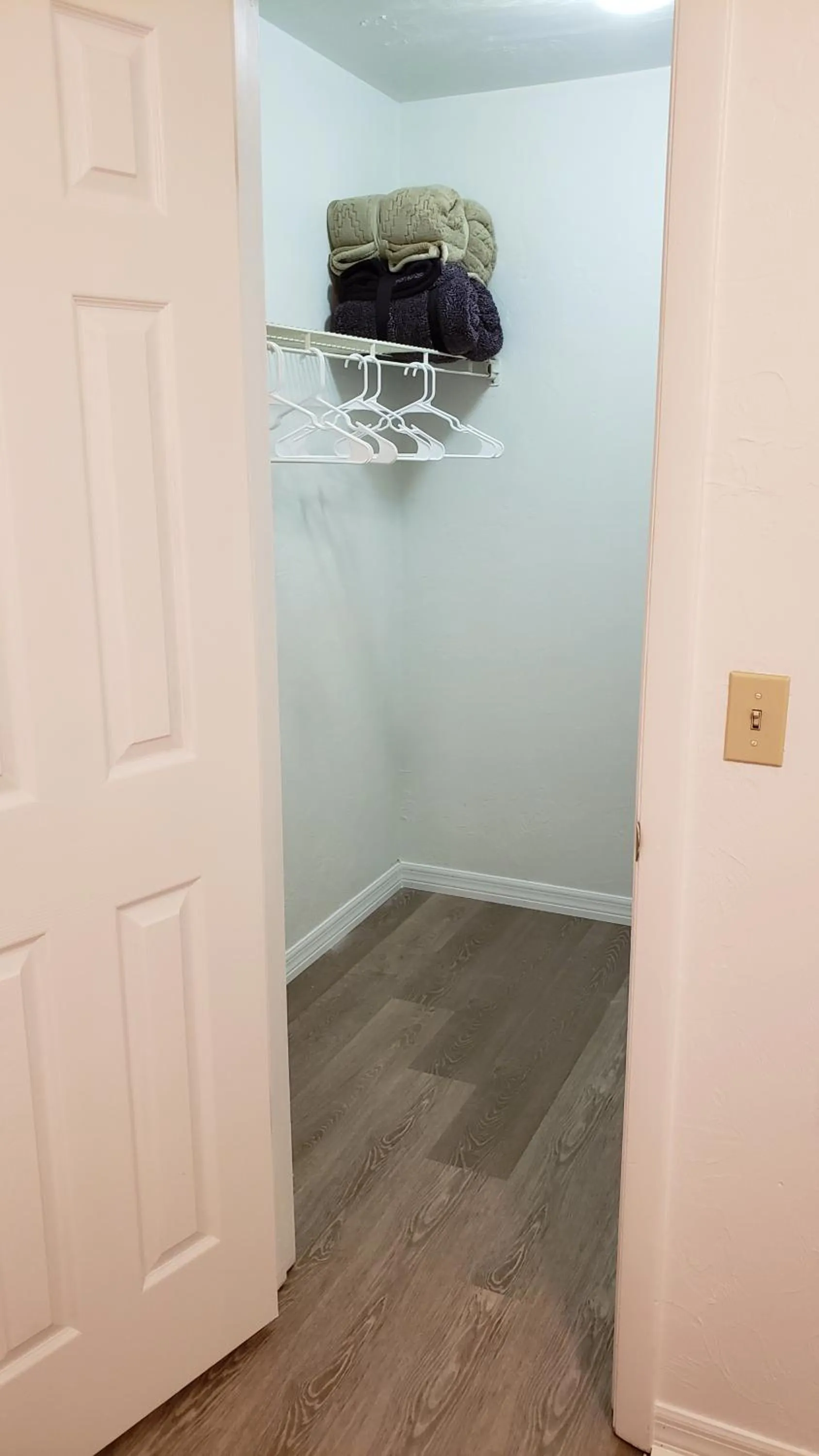 furniture in Comfortable Townhome 2BR 1-5BA - Near UF & Shopping Dining