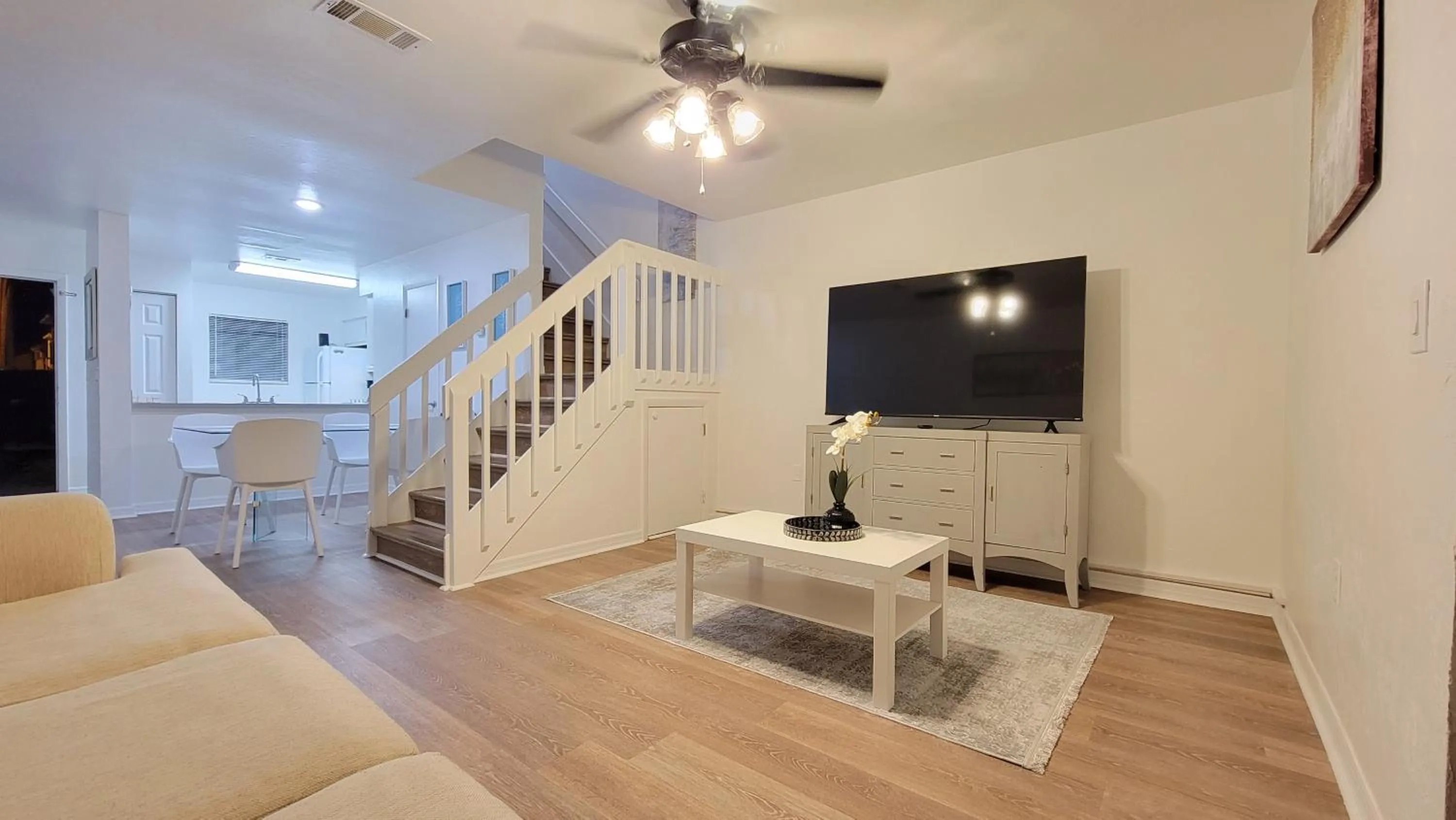 TV and multimedia in Comfortable Townhome 2BR 1-5BA - Near UF & Shopping Dining