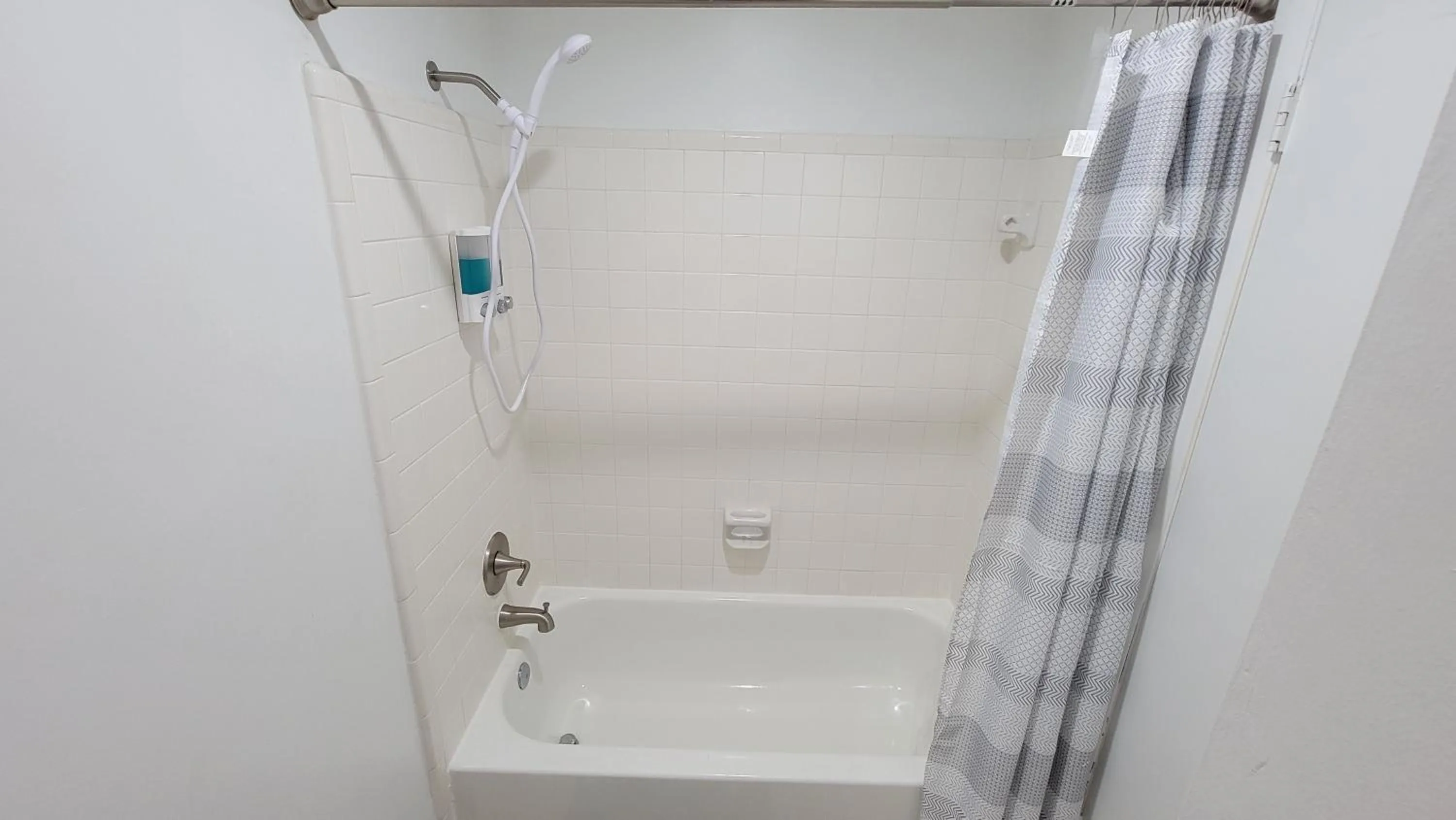 Bathroom in Comfortable Townhome 2BR 1-5BA - Near UF & Shopping Dining