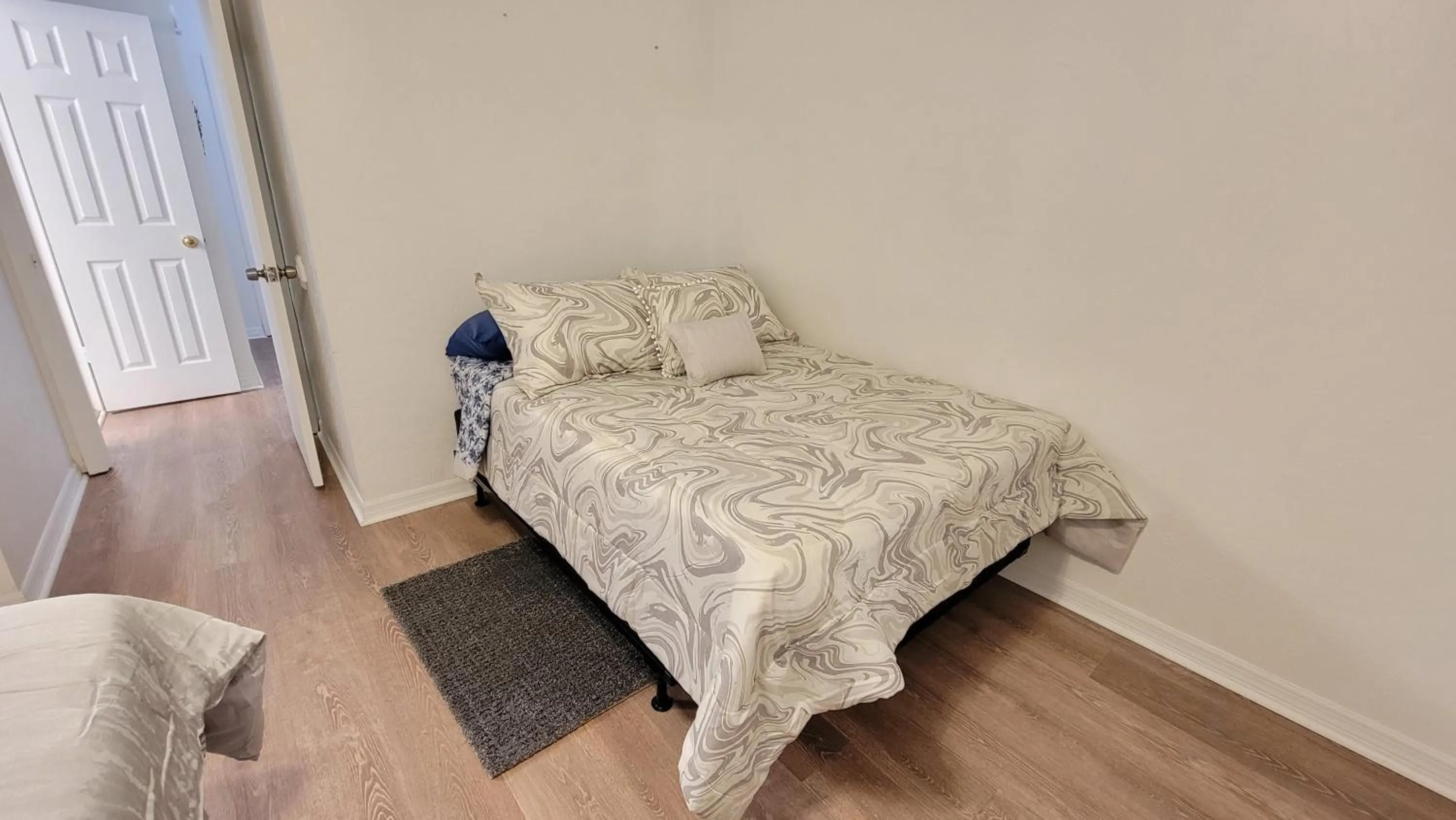 Bed in Comfortable Townhome 2BR 1-5BA - Near UF & Shopping Dining