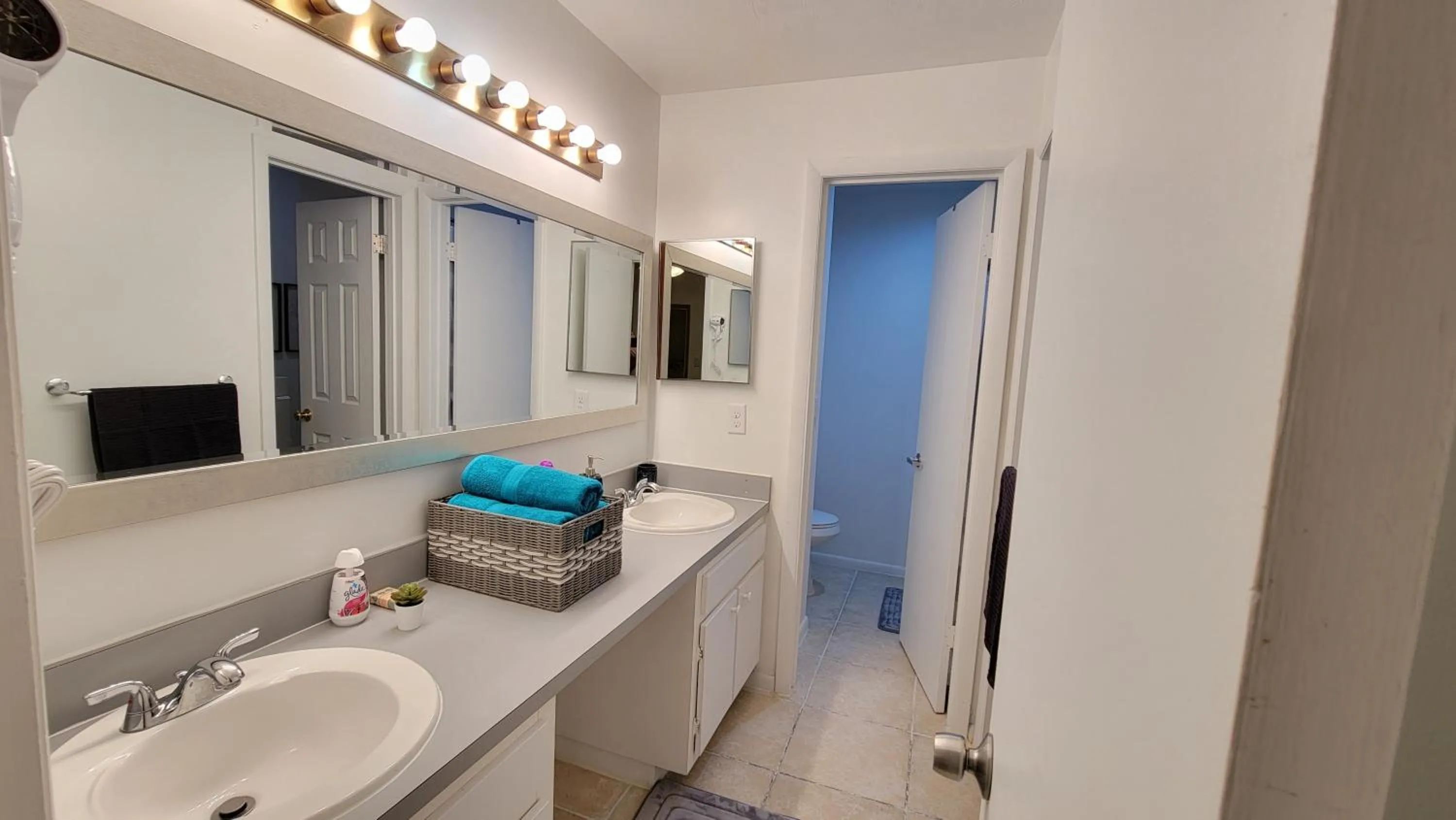 Bathroom in Comfortable Townhome 2BR 1-5BA - Near UF & Shopping Dining