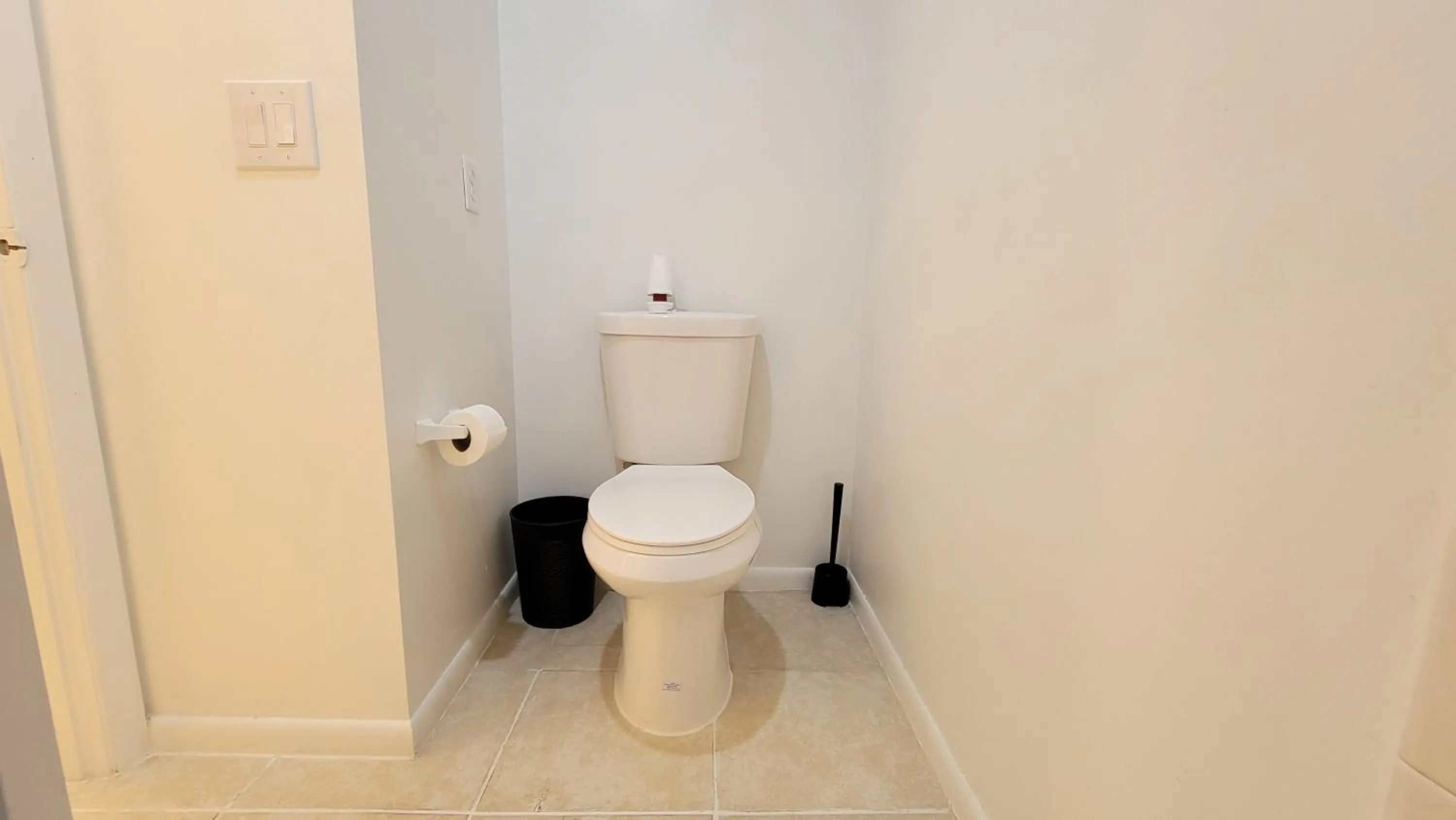 Bathroom in Comfortable Townhome 2BR 1-5BA - Near UF & Shopping Dining