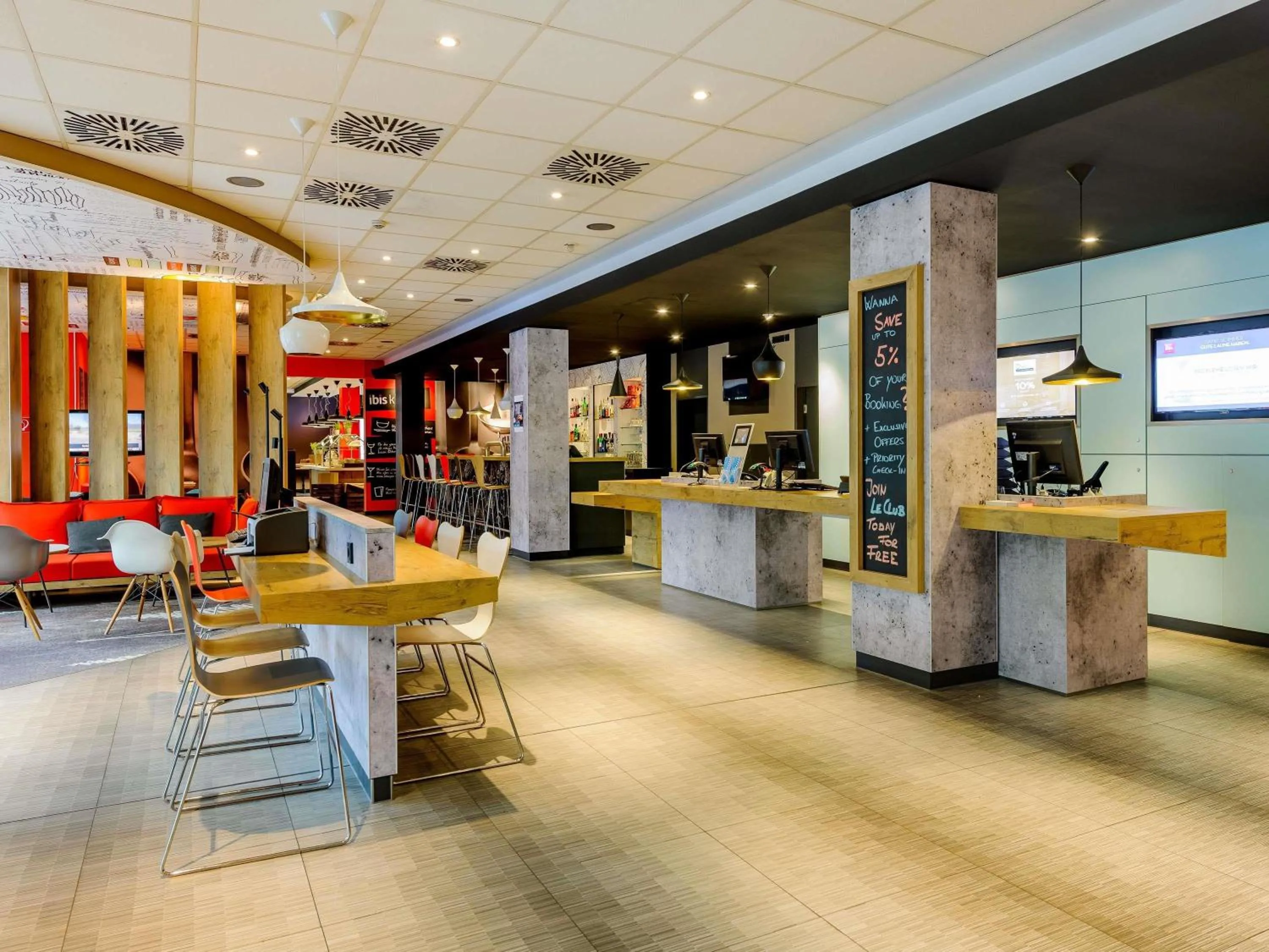 Lounge or bar in ibis Hotel Frankfurt Airport