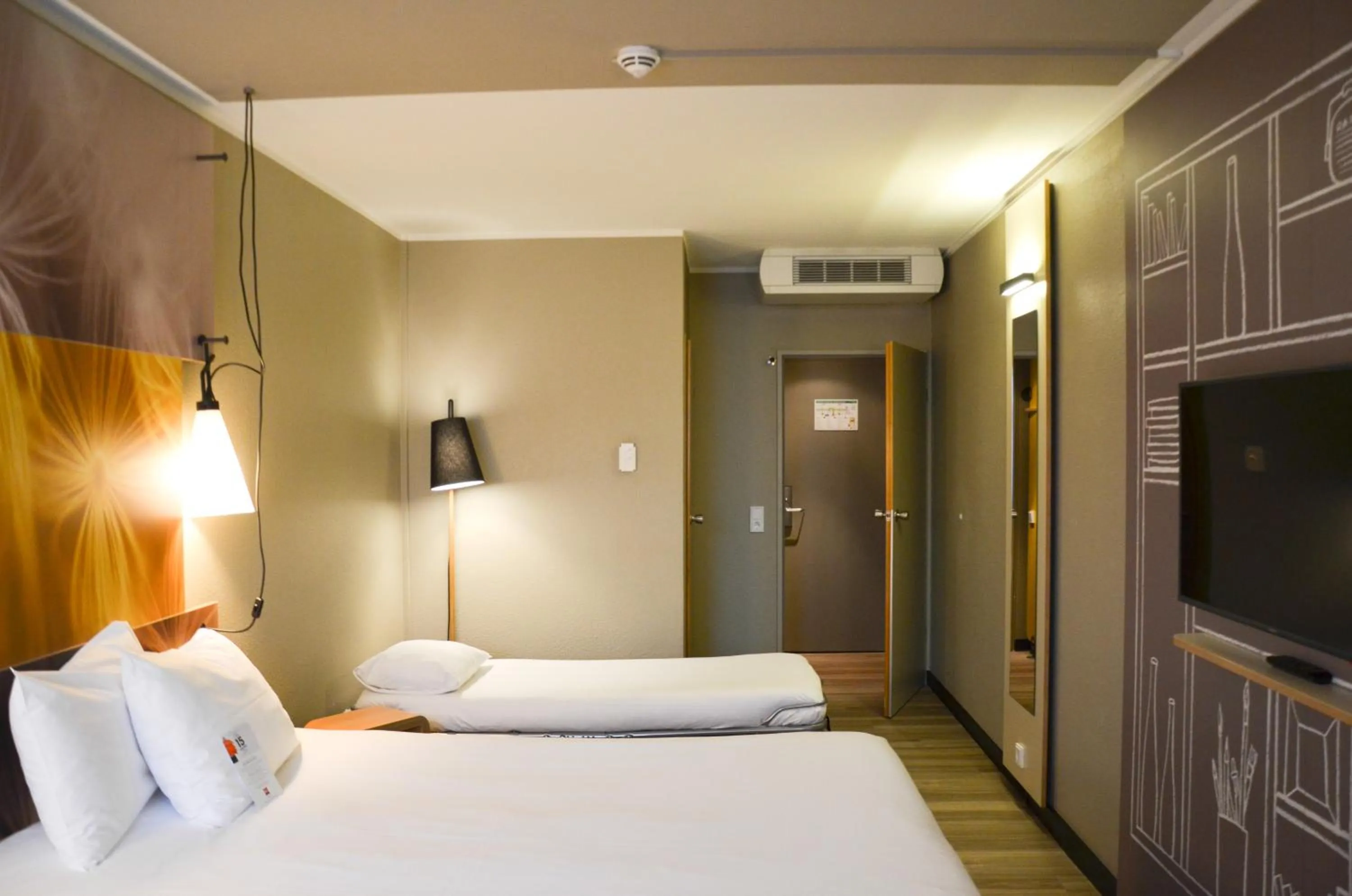 Bed in ibis Hotel Frankfurt Airport