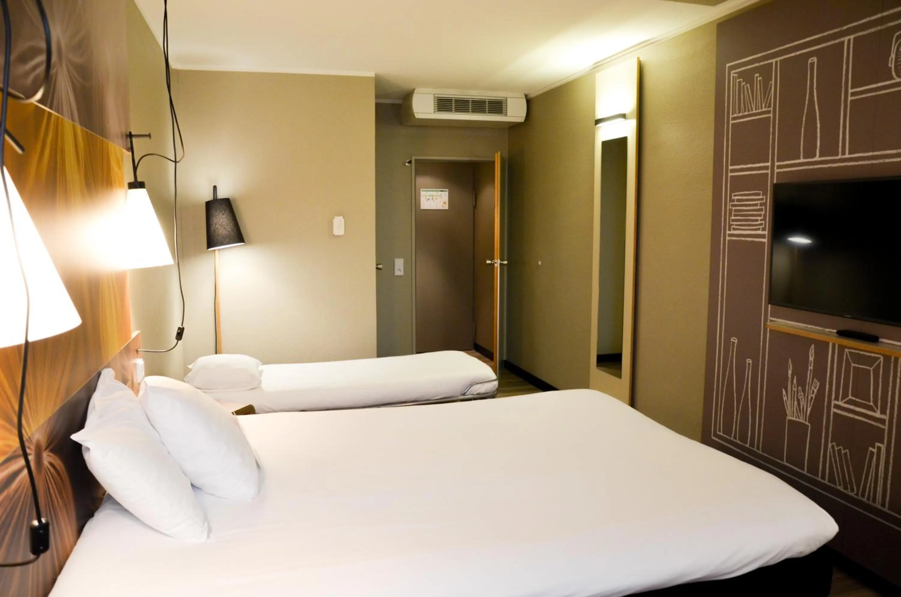 Bed in ibis Hotel Frankfurt Airport