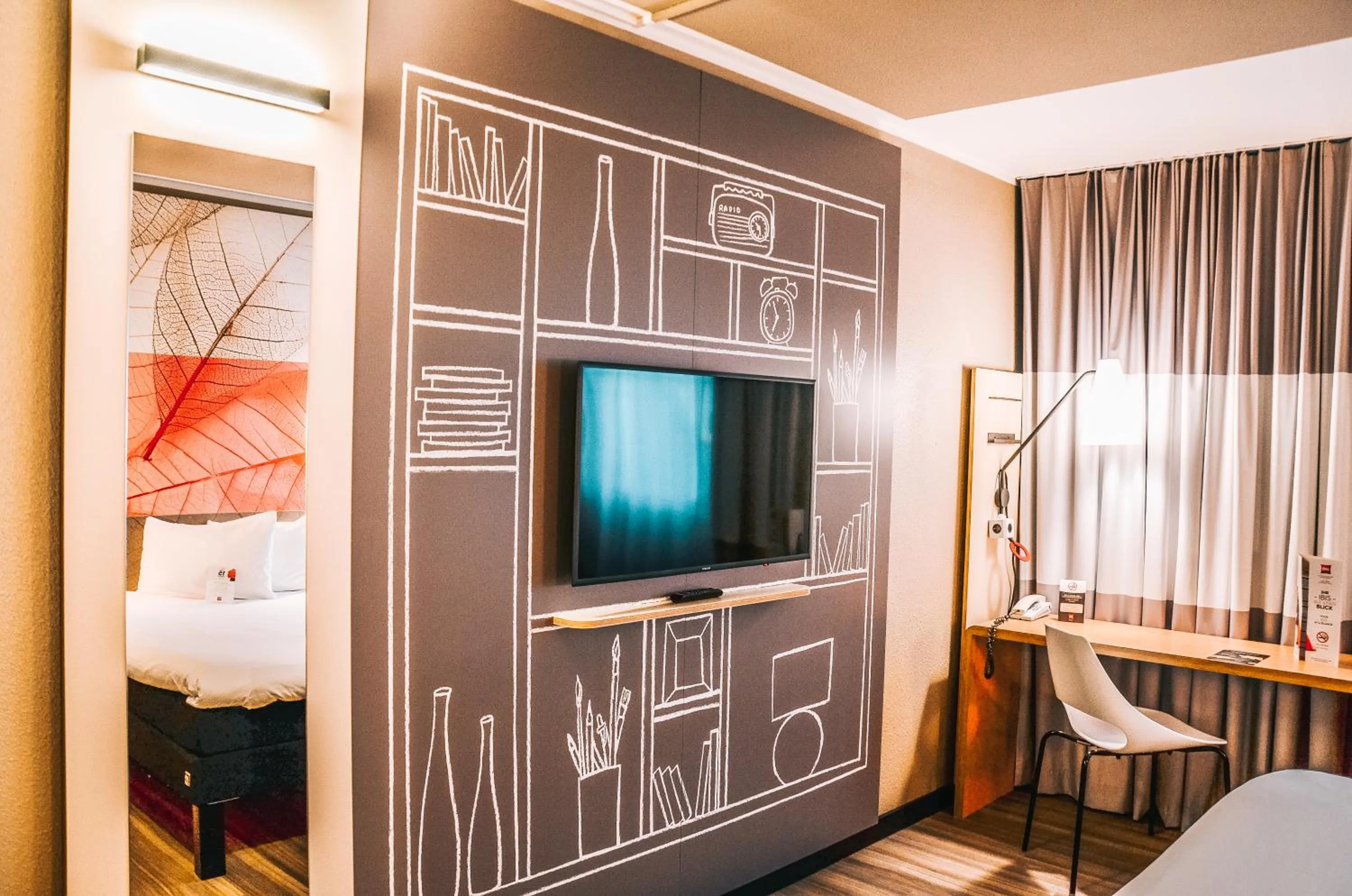 Communal lounge/ TV room in ibis Hotel Frankfurt Airport