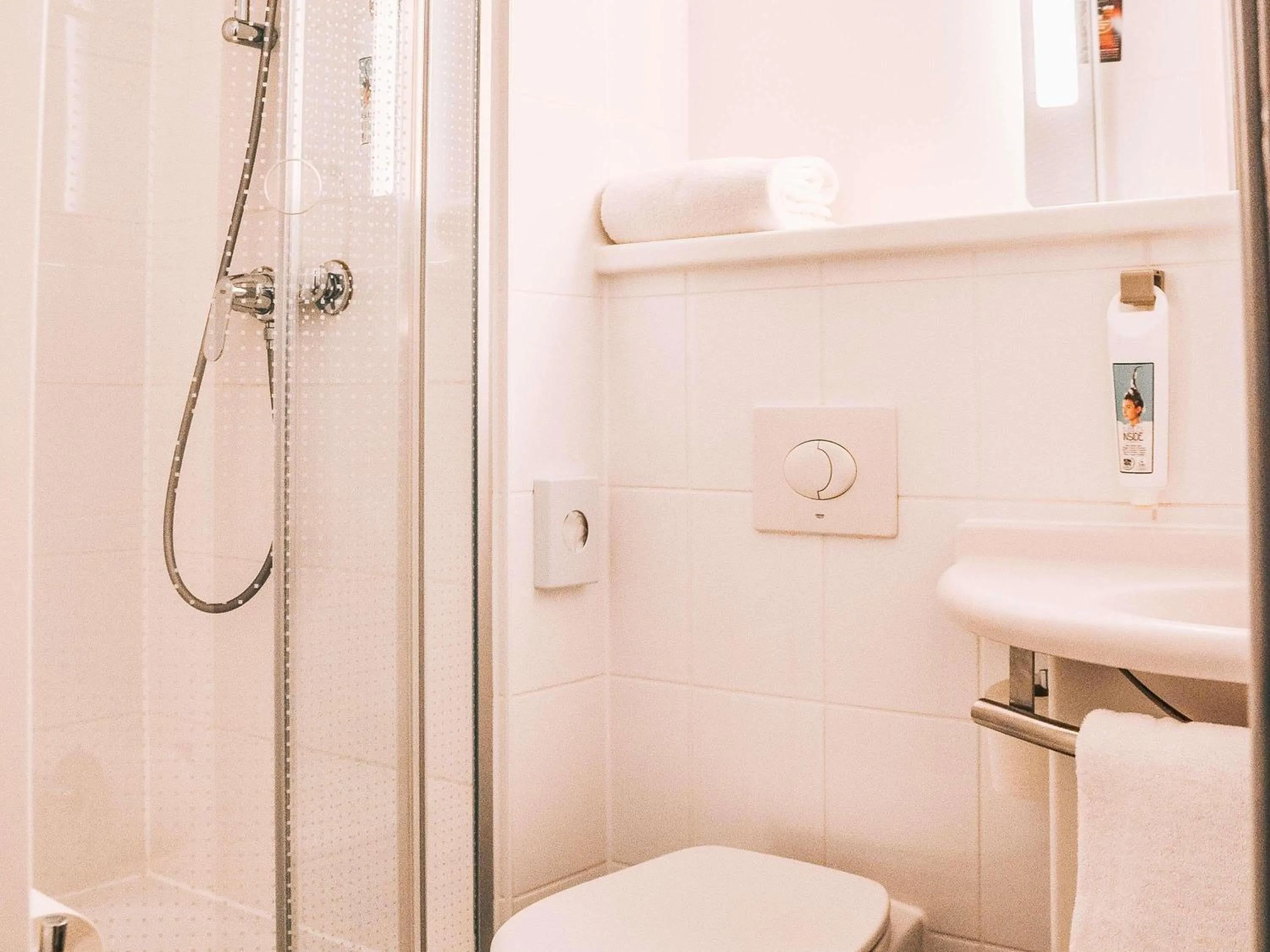 Bedroom in ibis Hotel Frankfurt Airport