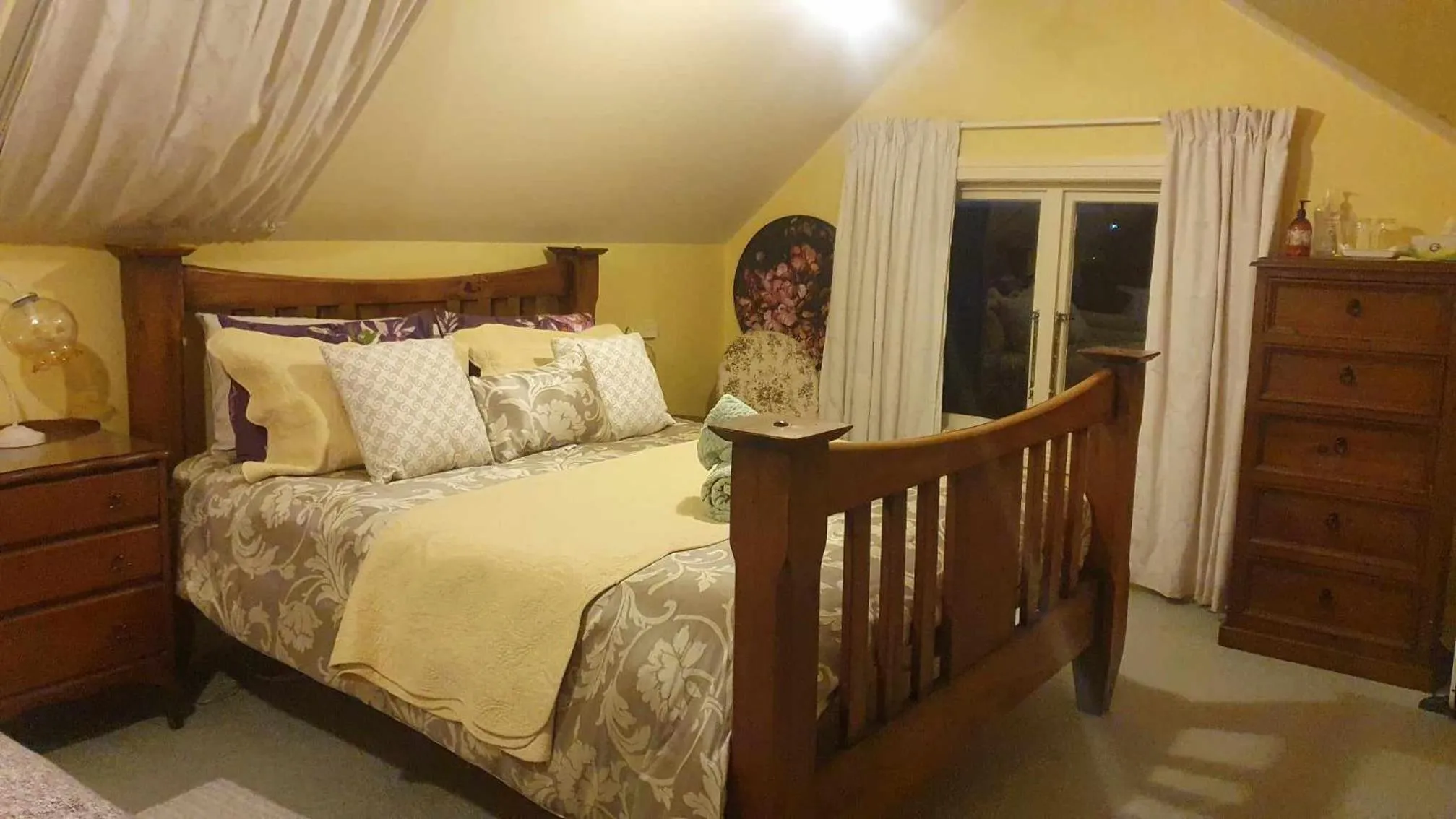 Bedroom, Bed in Century House B & B flatlette