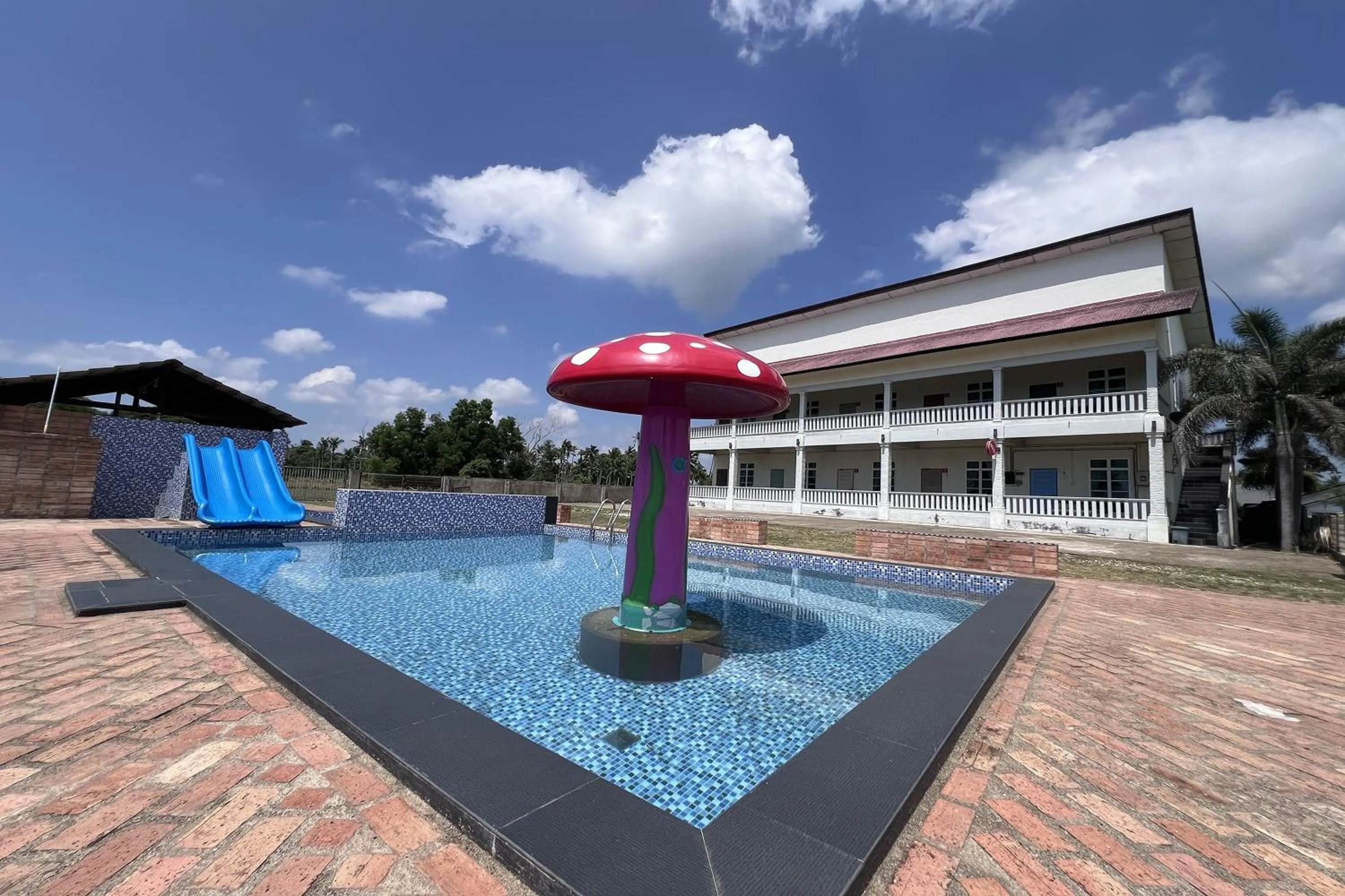 Swimming pool in Saujana Villa Cherok Paloh, Kuantan Beach