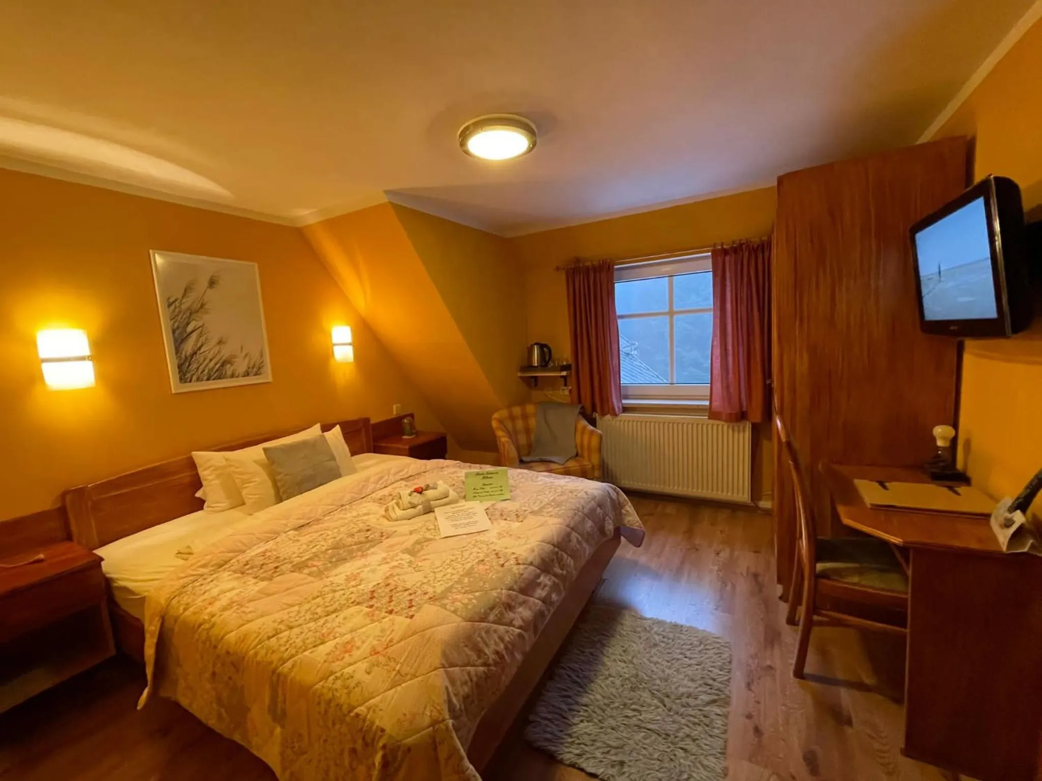 Bed in Berghotel Drei Brüder Höhe