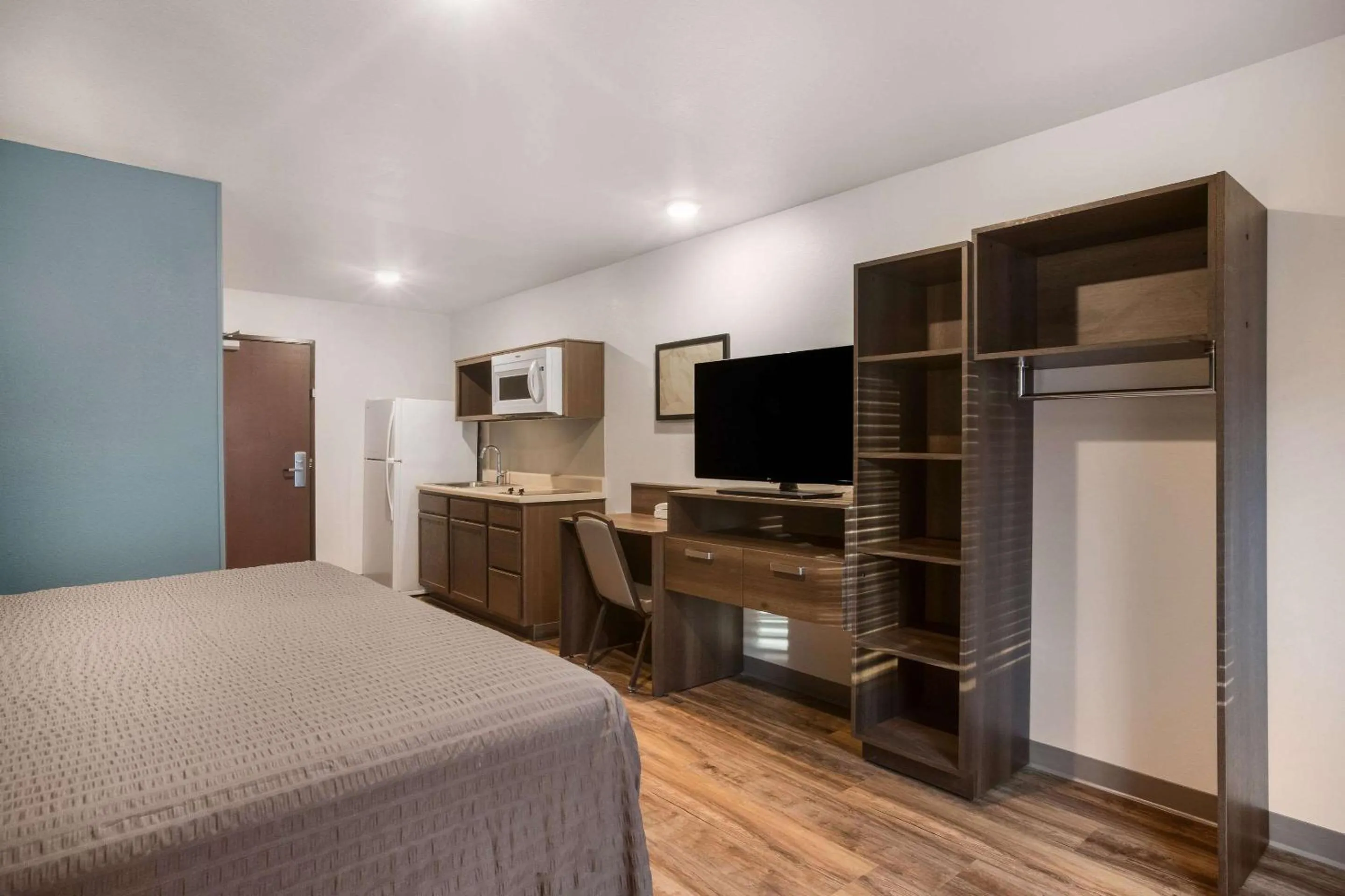 Bed in WoodSpring Suites Atlanta Newnan