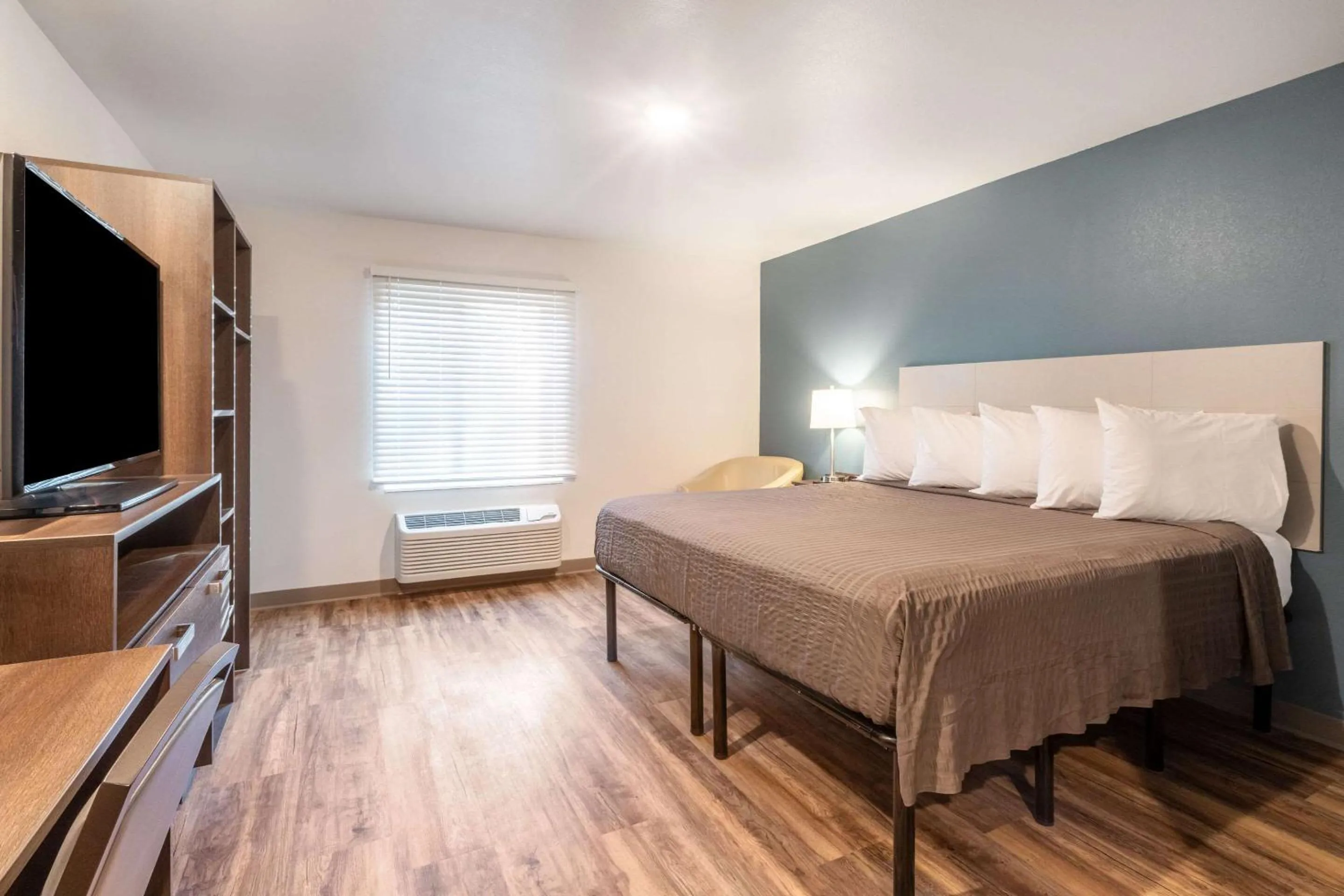 Bed in WoodSpring Suites Atlanta Newnan