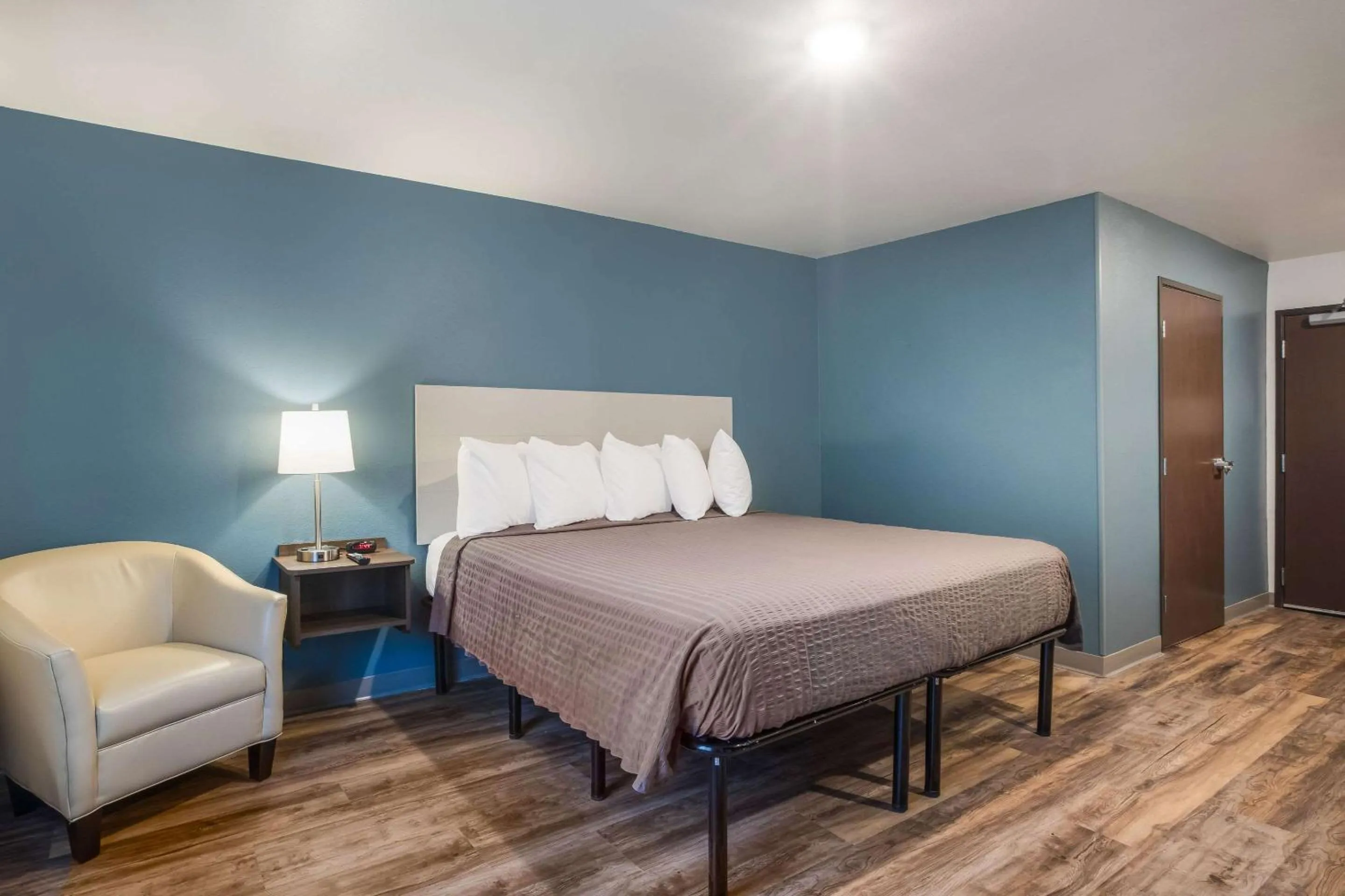 Bed in WoodSpring Suites Atlanta Newnan