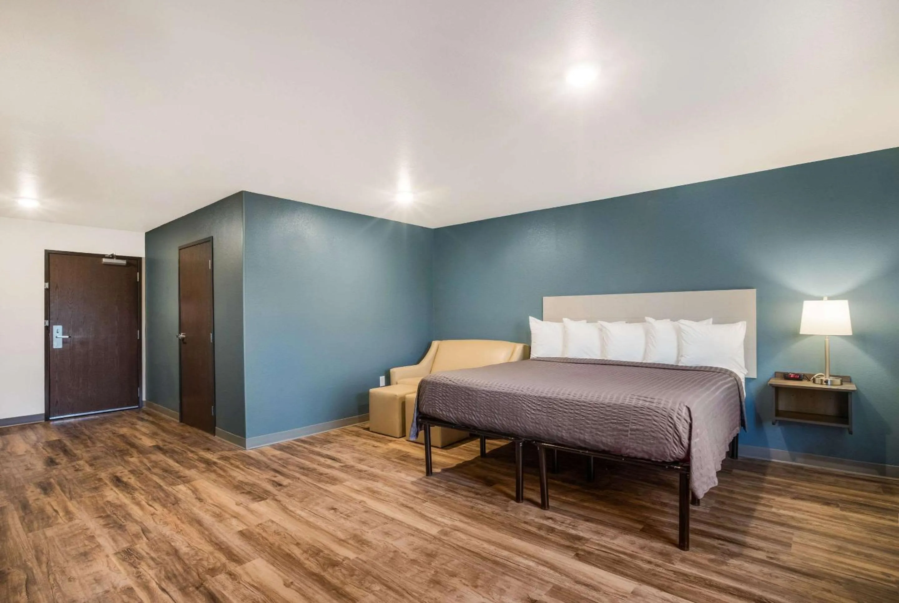 Bed in WoodSpring Suites Atlanta Newnan