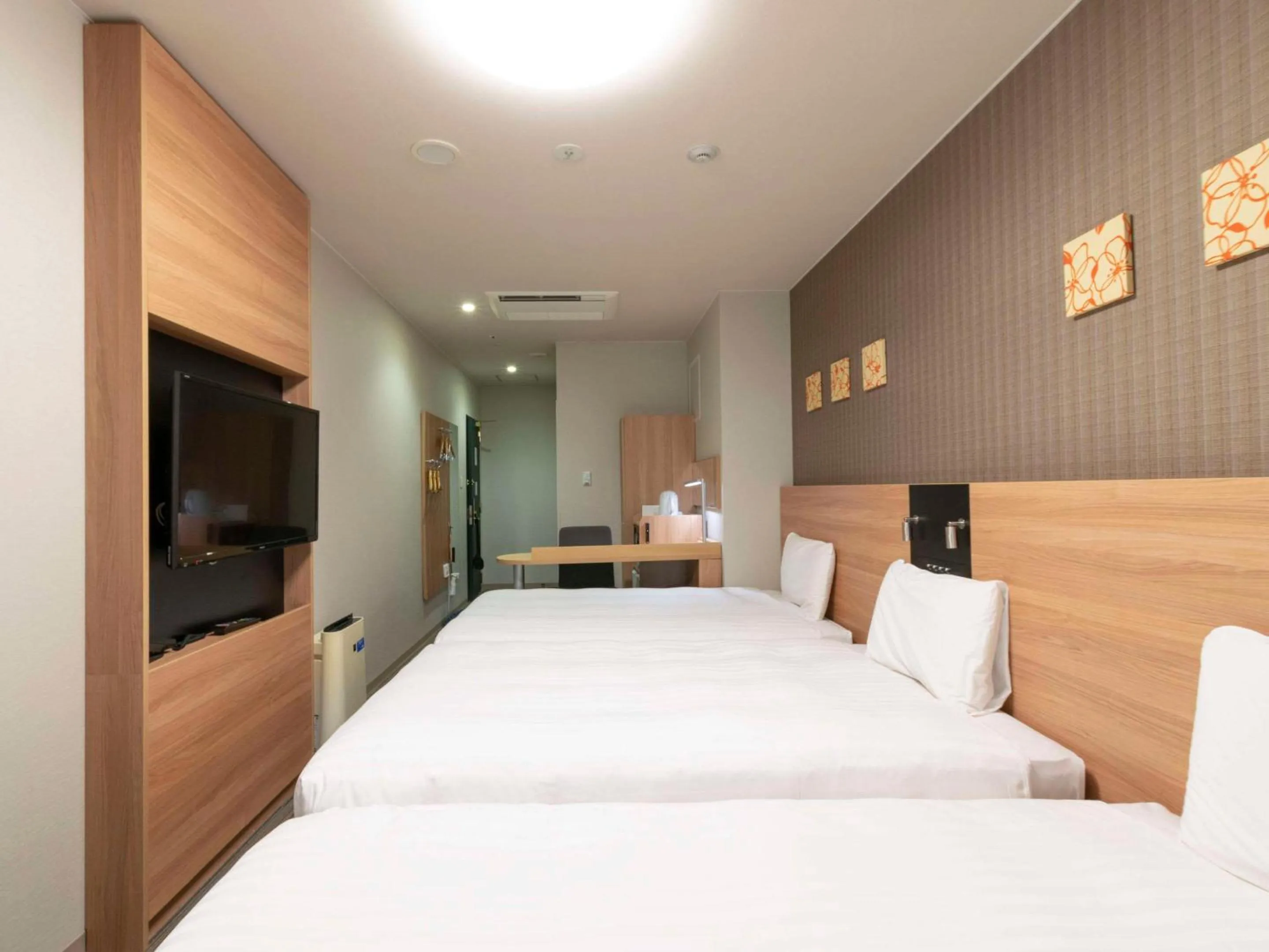 TV and multimedia, Bed in Comfort Hotel Osaka Shinsaibashi