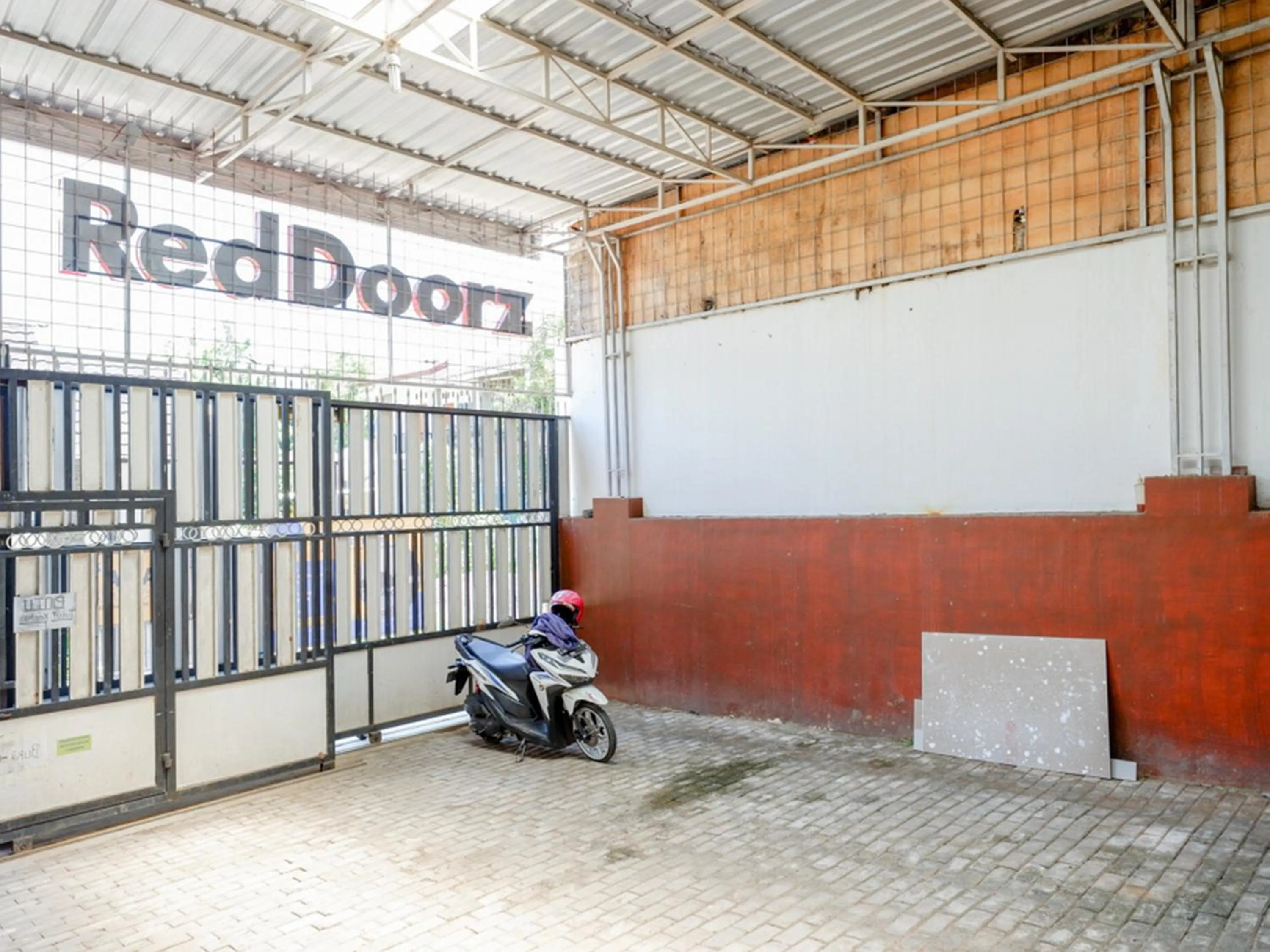 Facade/entrance in Budi Living Syariah at UNDIP Area RedPartner