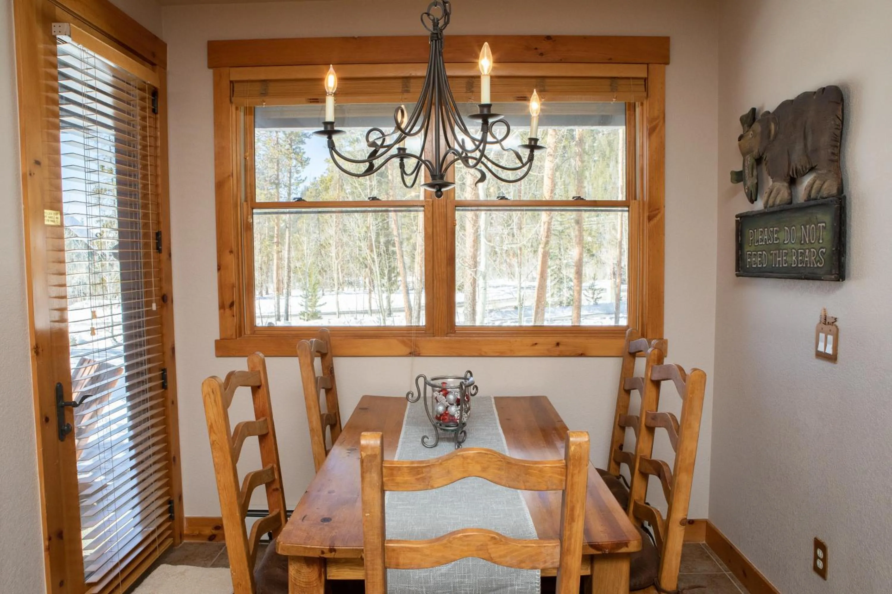 Dining area in 8750 Trappers Crossing condo
