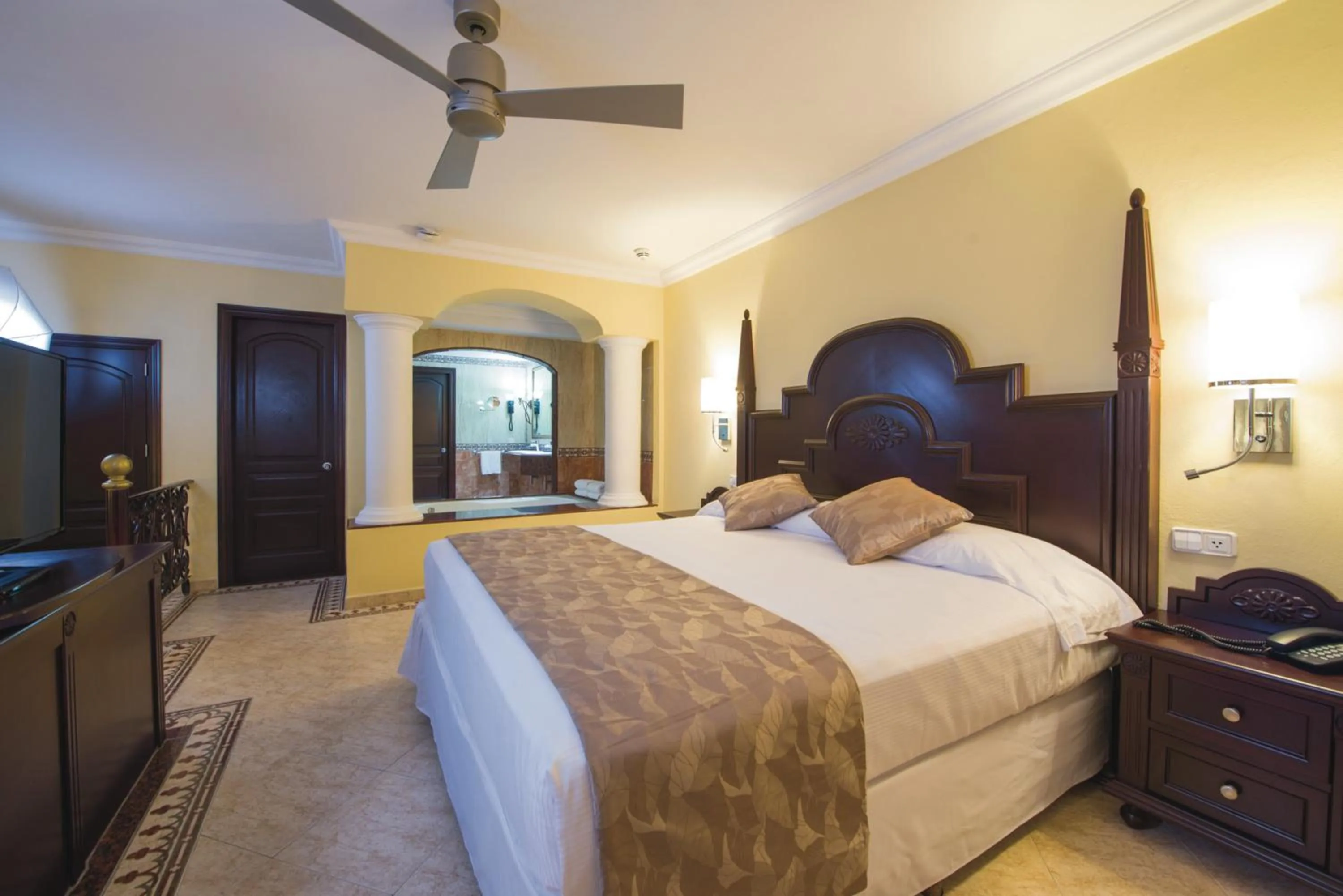 Bed in Riu Palace Cabo San Lucas - All Inclusive