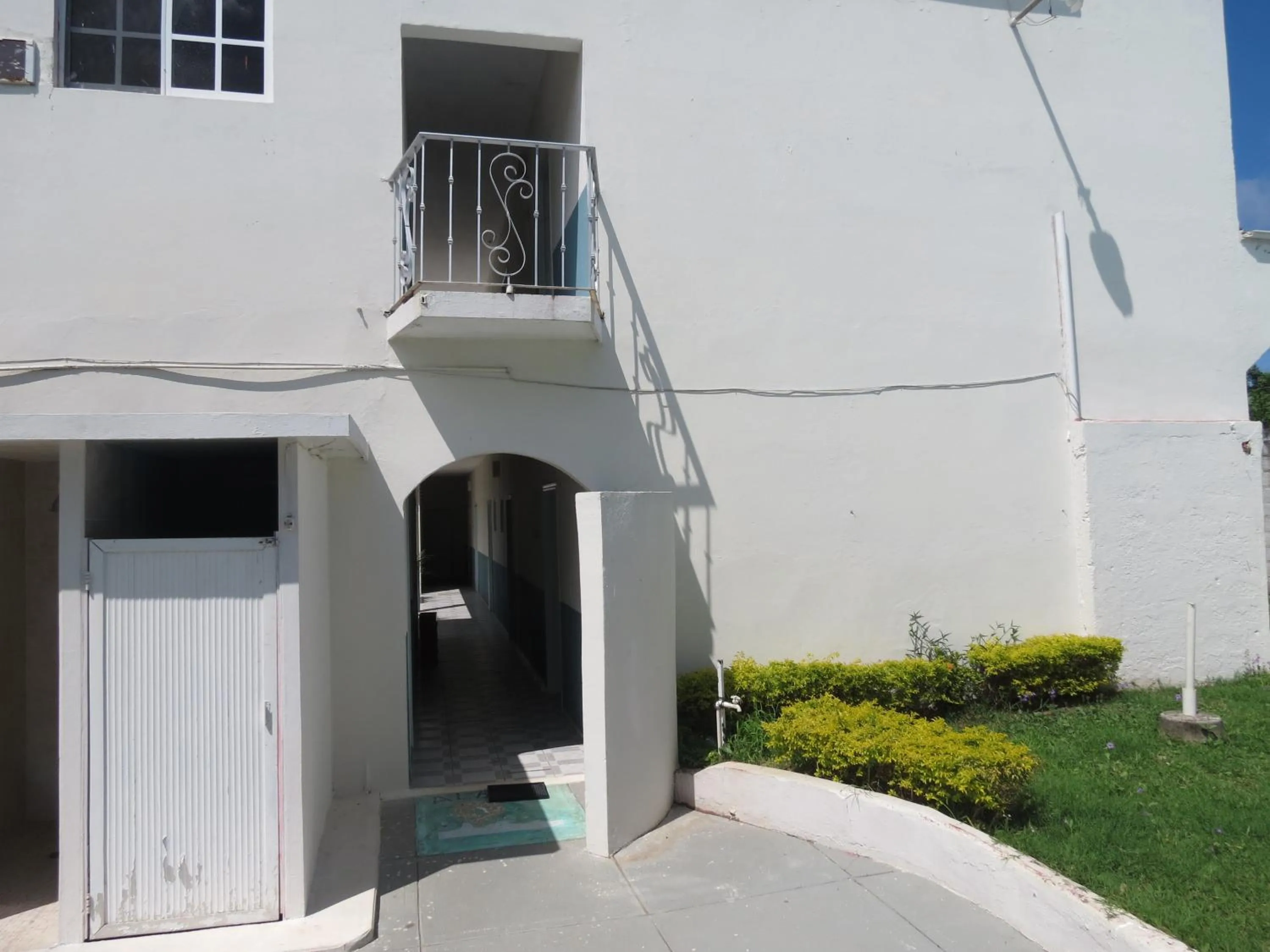 Facade/entrance in Hotel Albri by Rotamundos