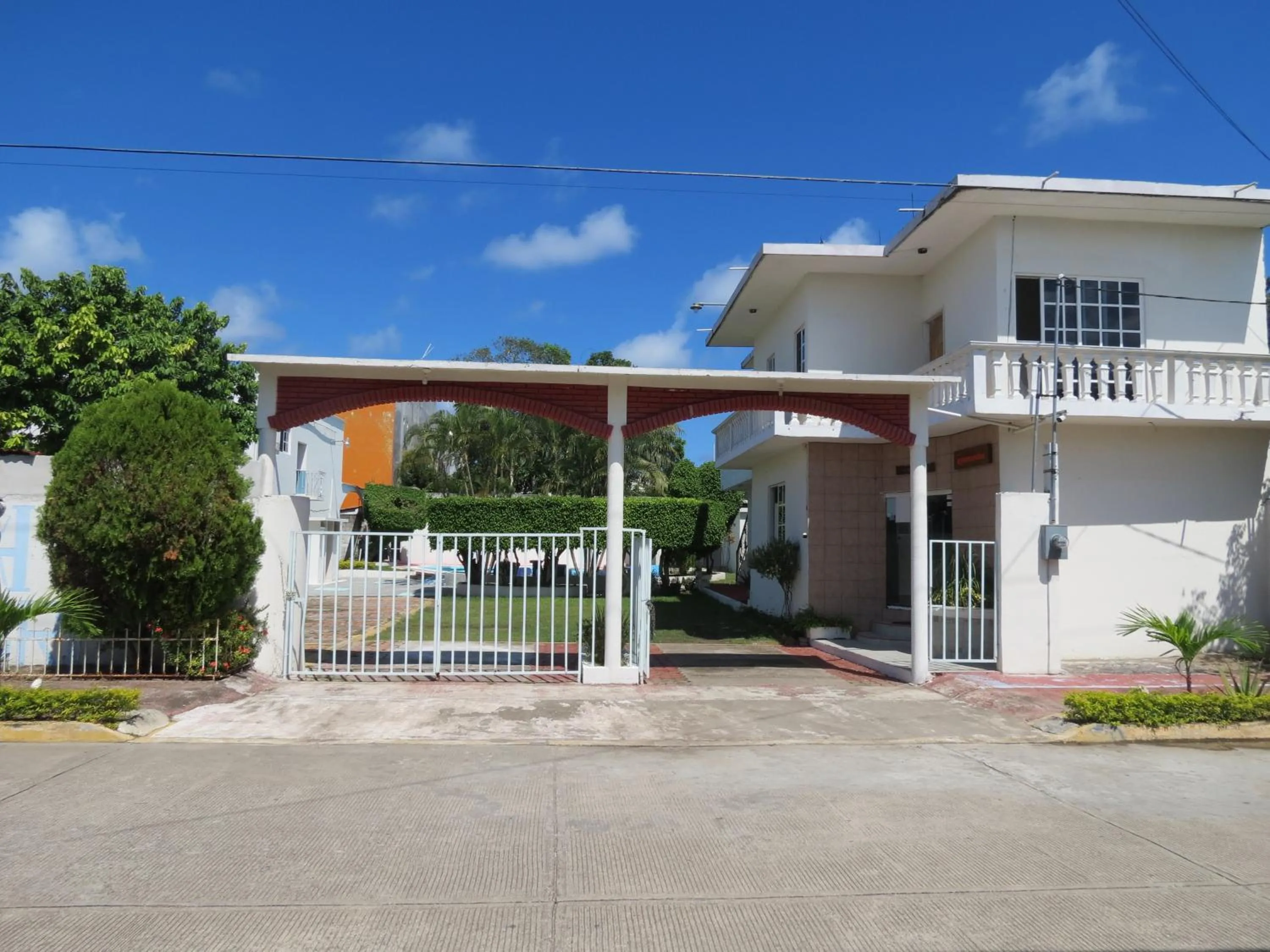 Property building in Hotel Albri by Rotamundos