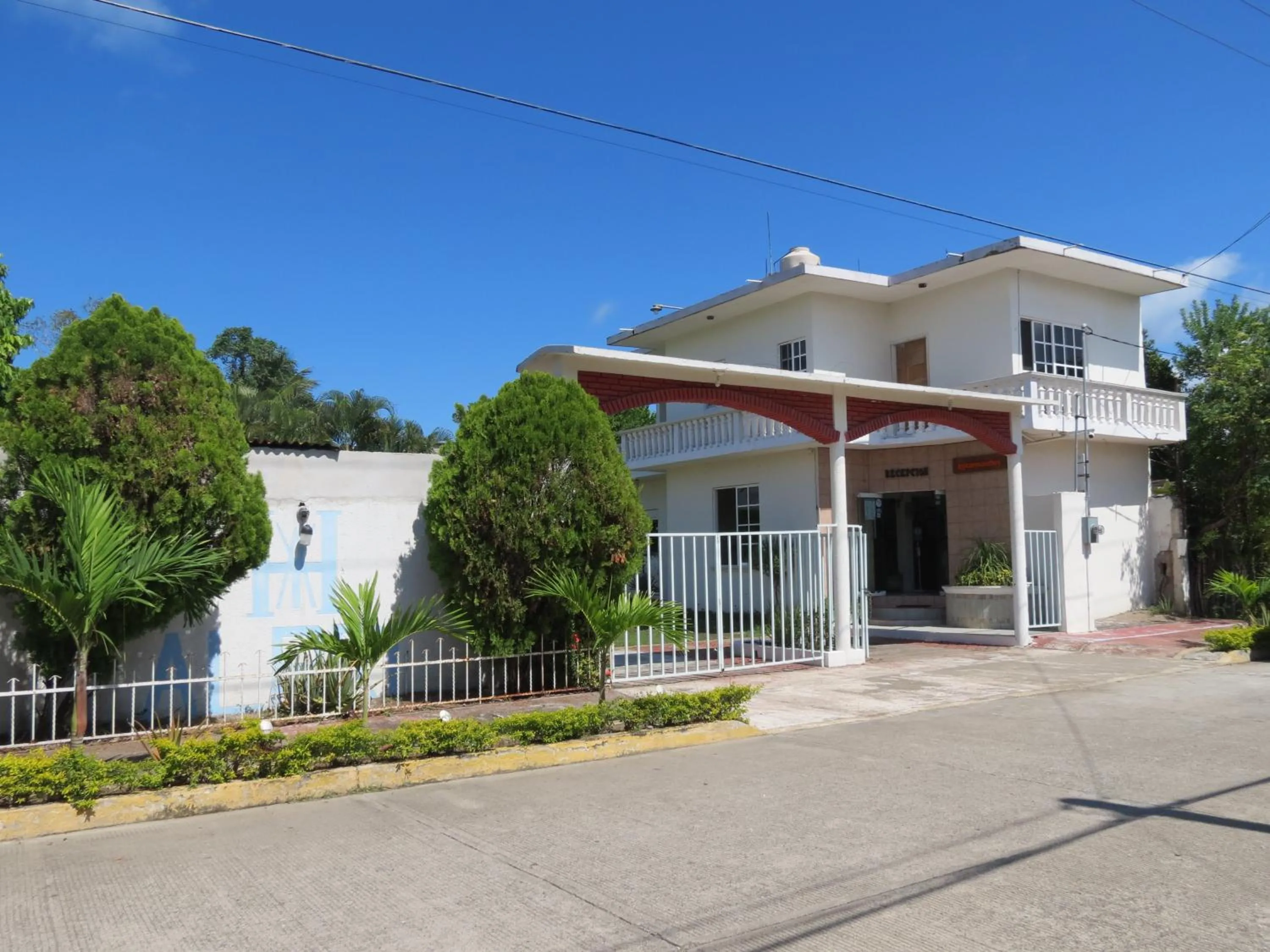 Property building in Hotel Albri by Rotamundos