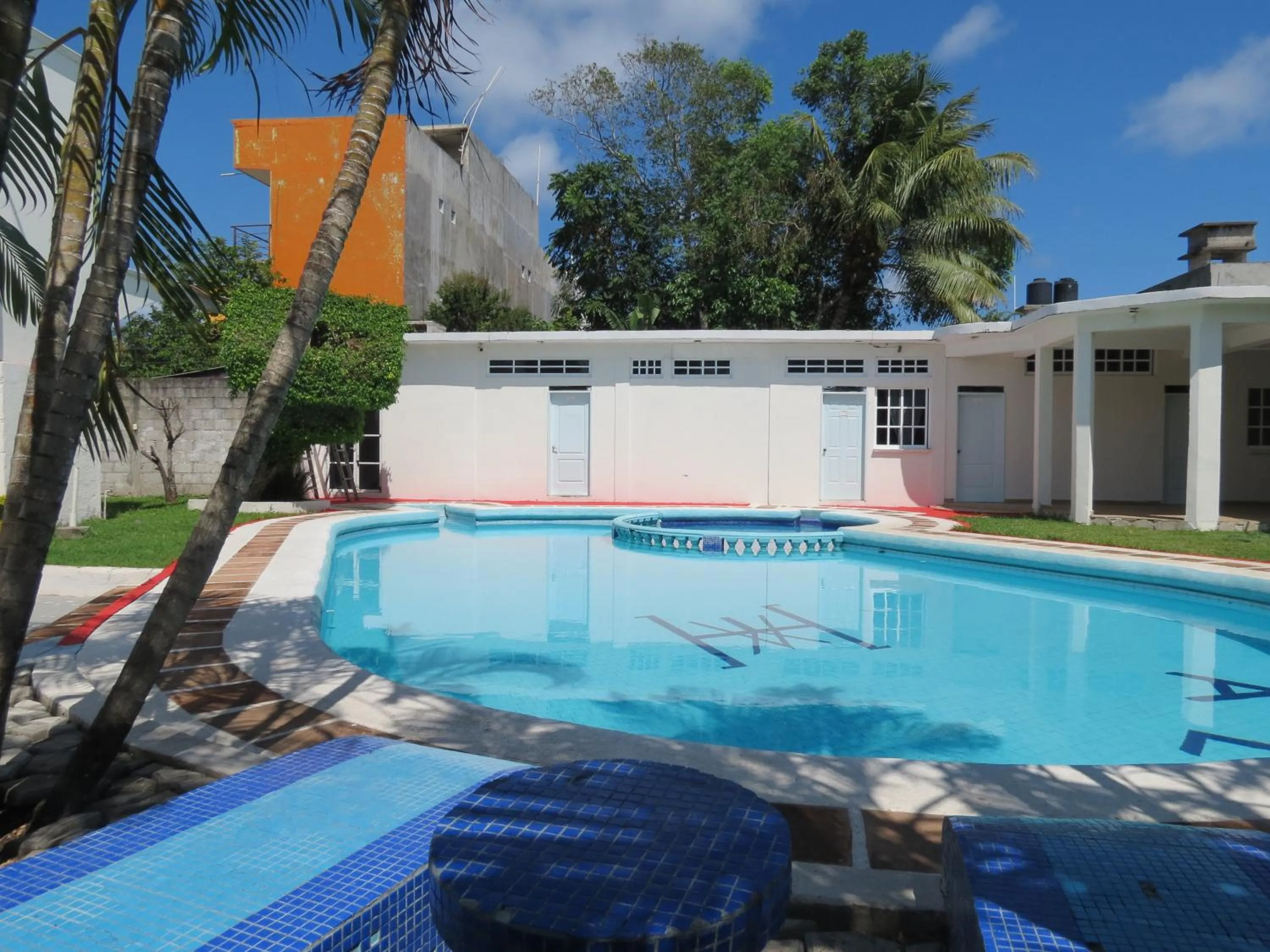 Property building in Hotel Albri by Rotamundos