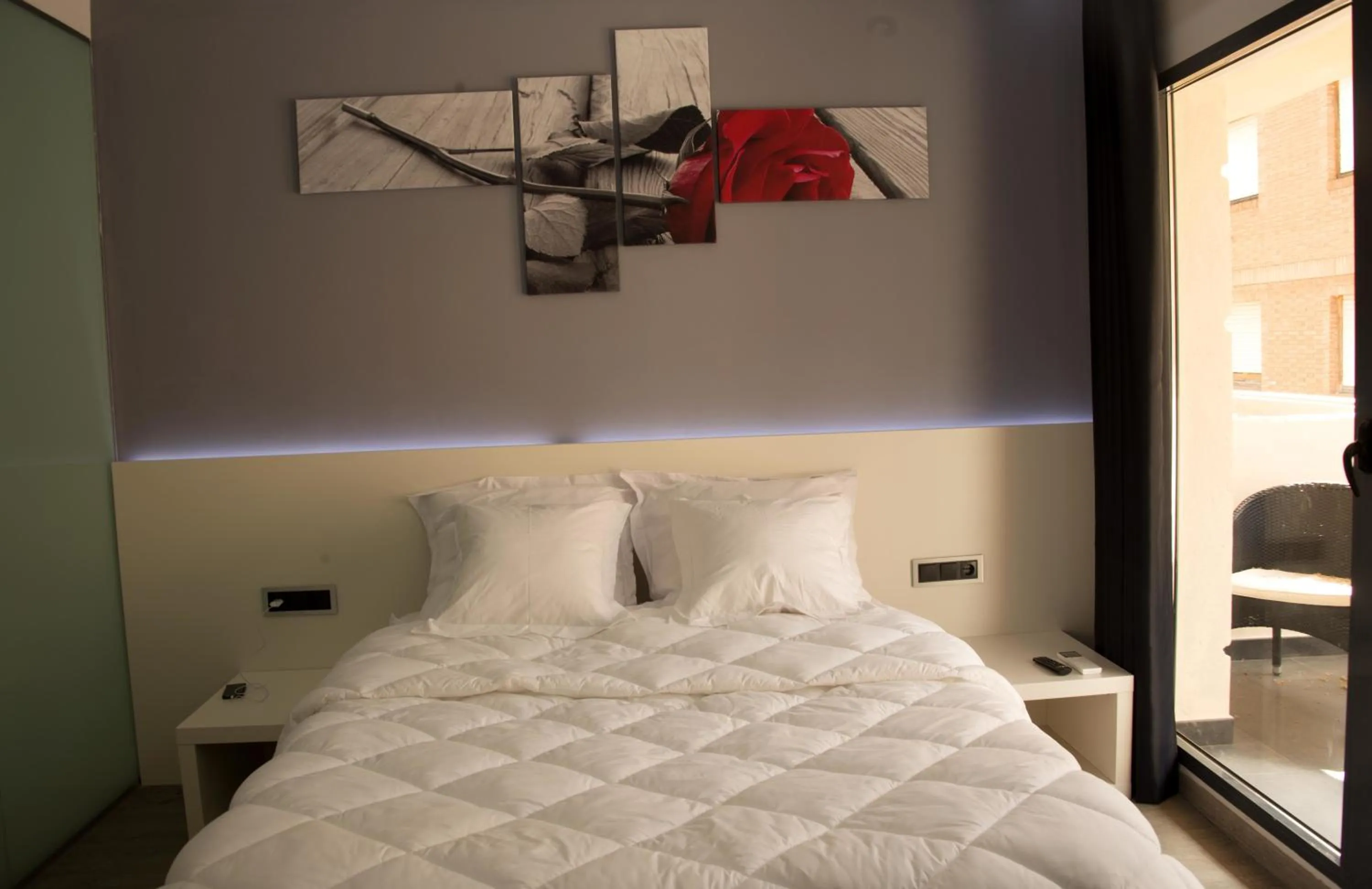 Balcony/Terrace, Bed in Alcalá del Jucar Hotel Pelayo