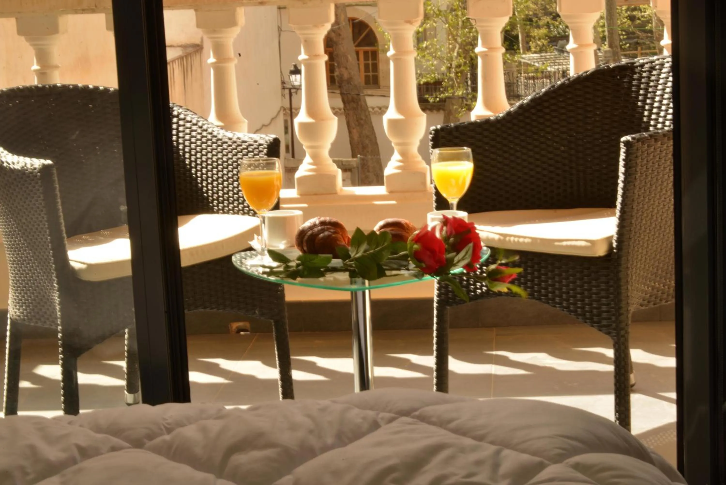 Balcony/Terrace, Bed in Alcalá del Jucar Hotel Pelayo
