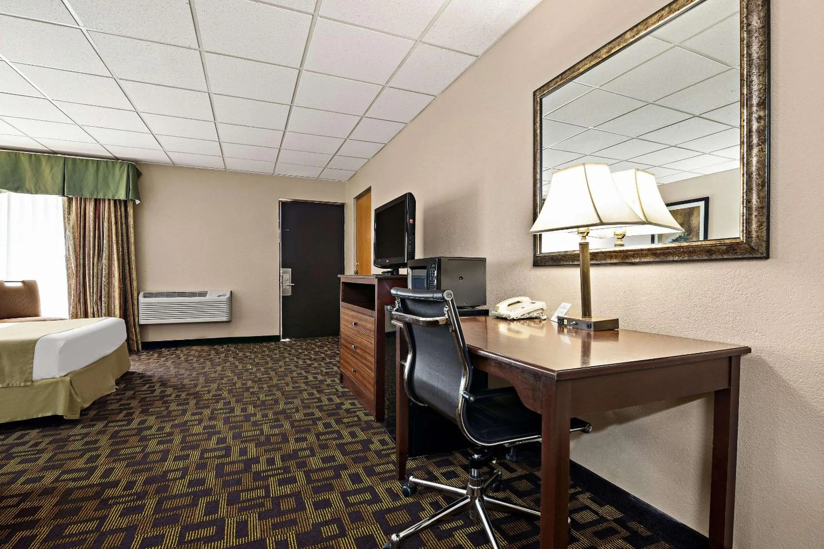 Bedroom, Bed in Rodeway Inn McPherson East