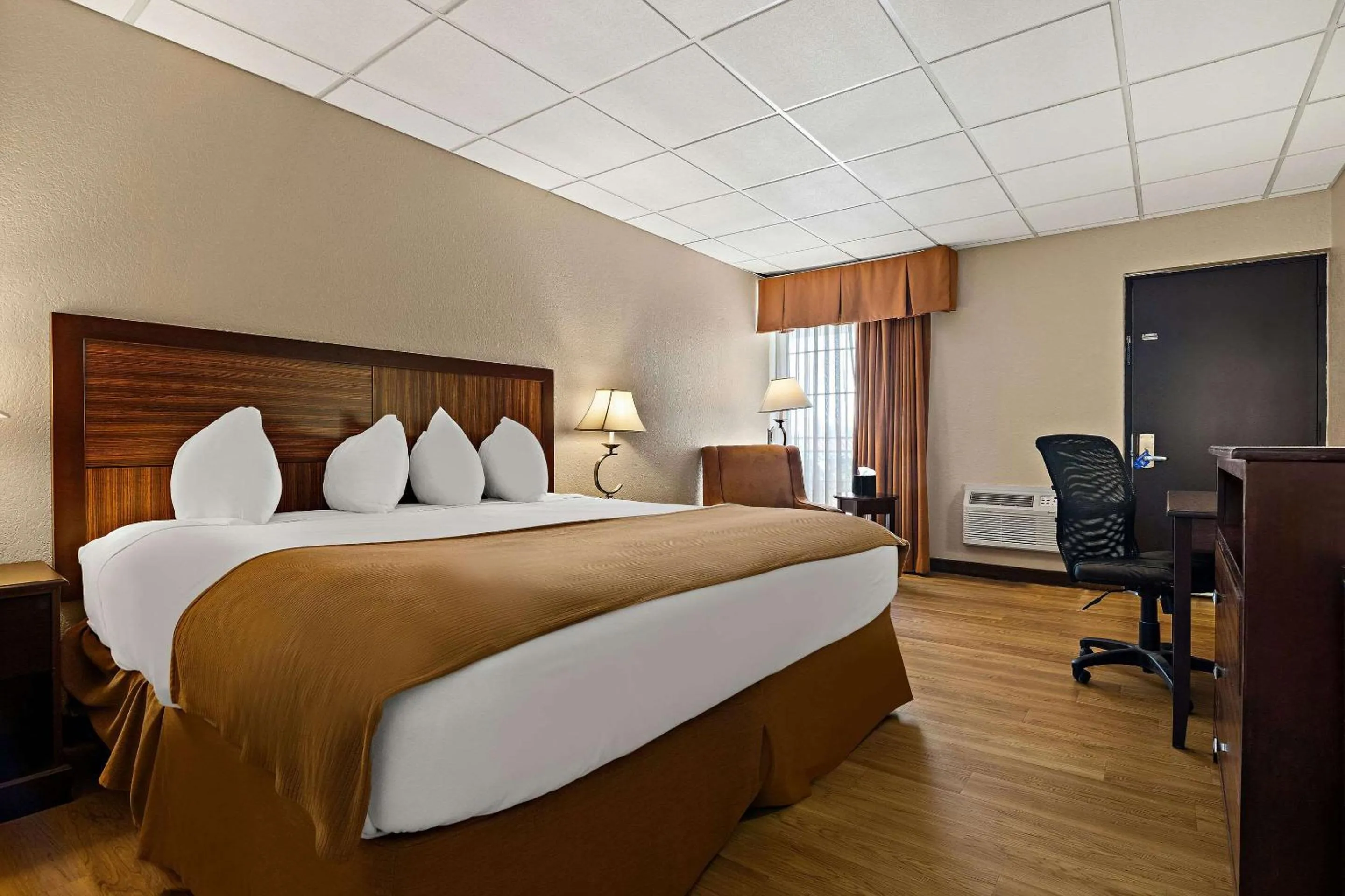 Bedroom, Bed in Rodeway Inn McPherson East