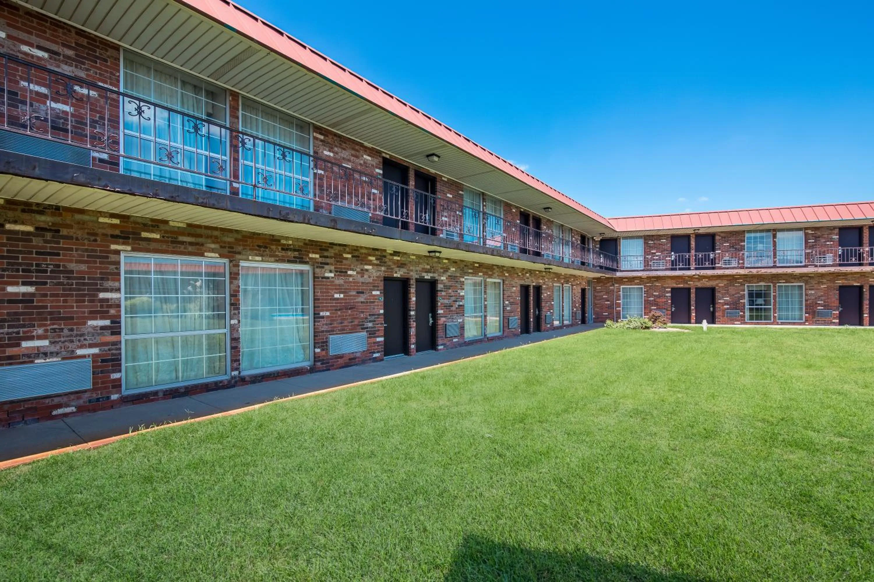 Inner courtyard view in Rodeway Inn McPherson East