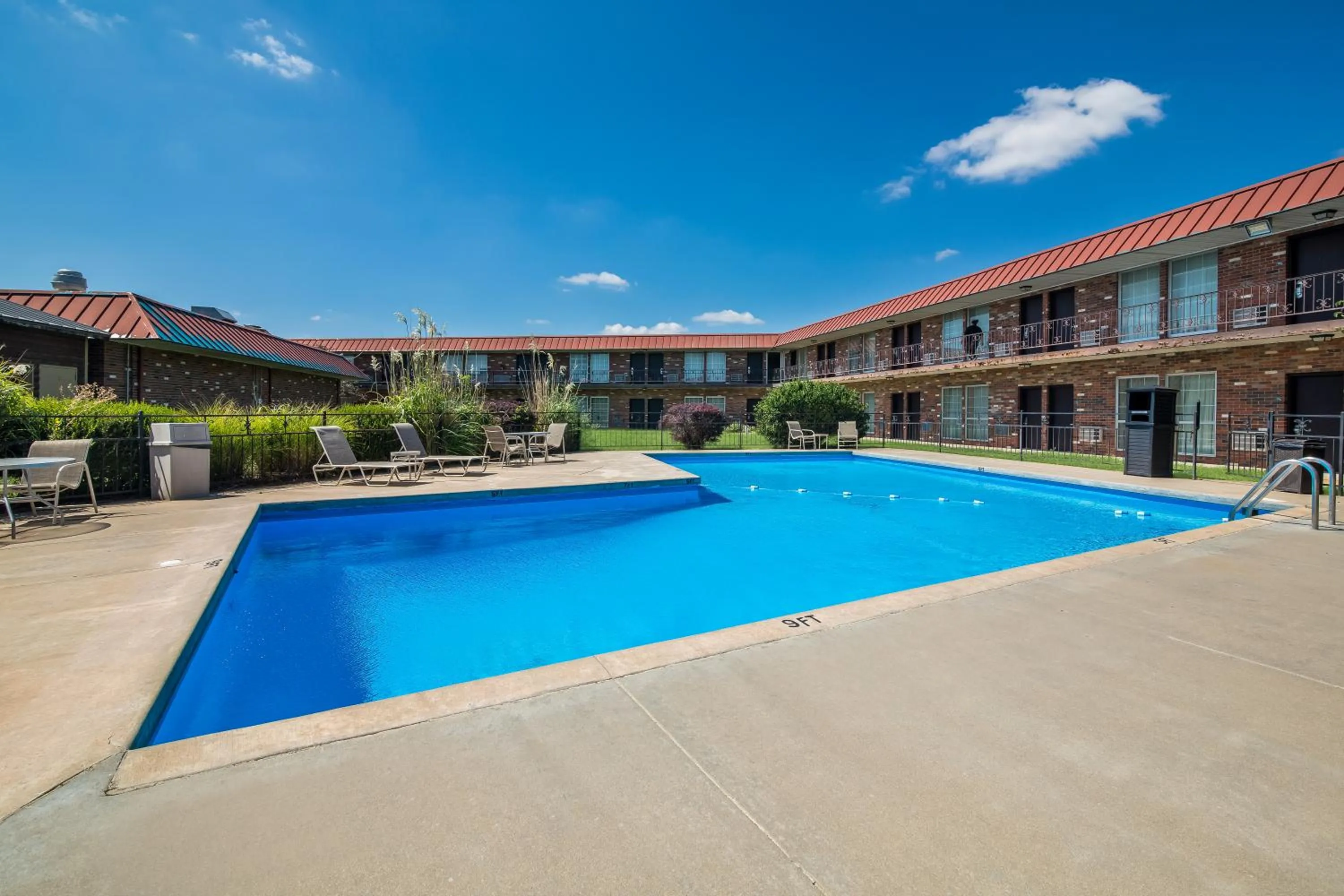 Swimming pool in Rodeway Inn McPherson East