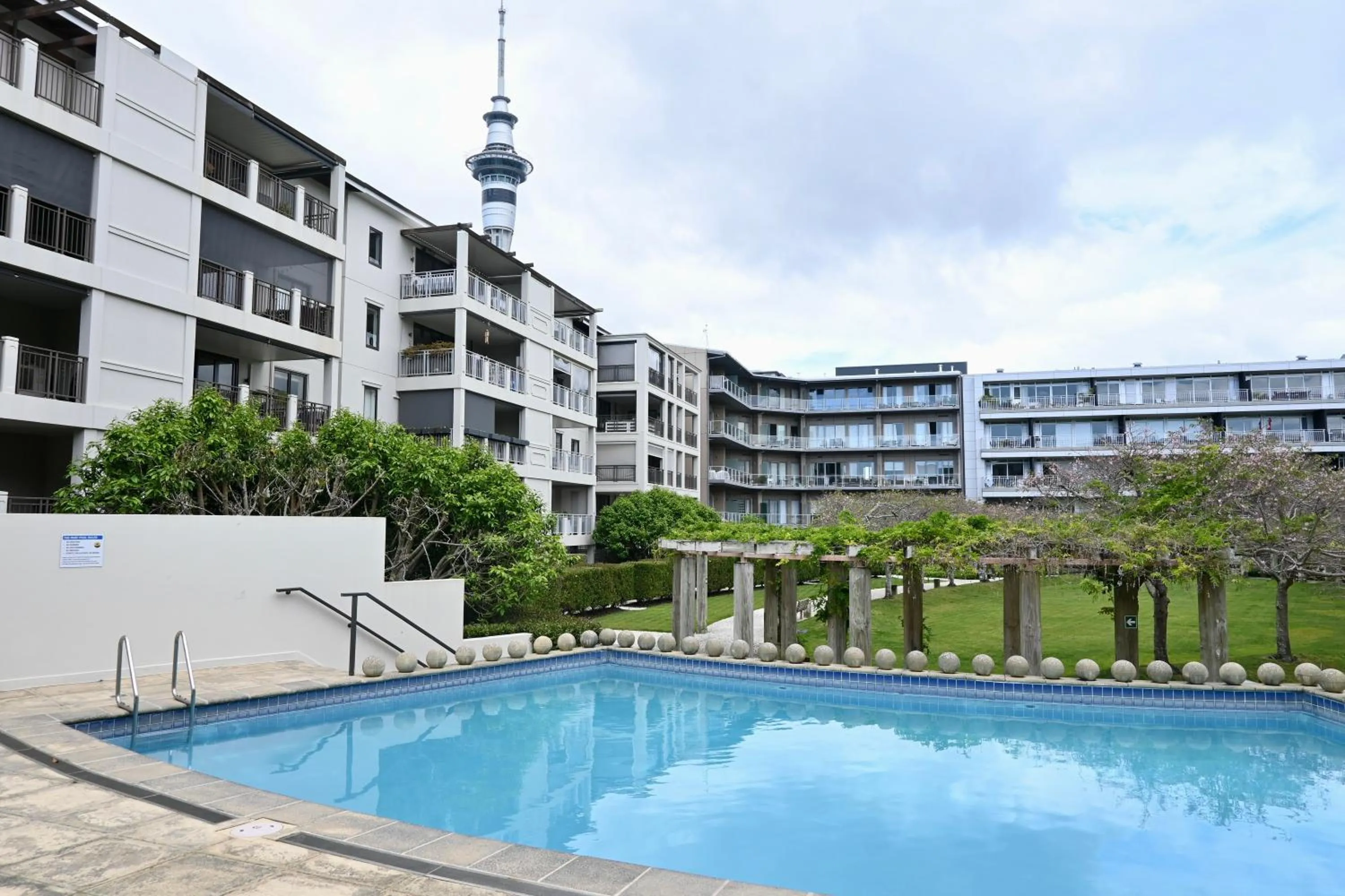 Swimming pool in Ohtel Auckland