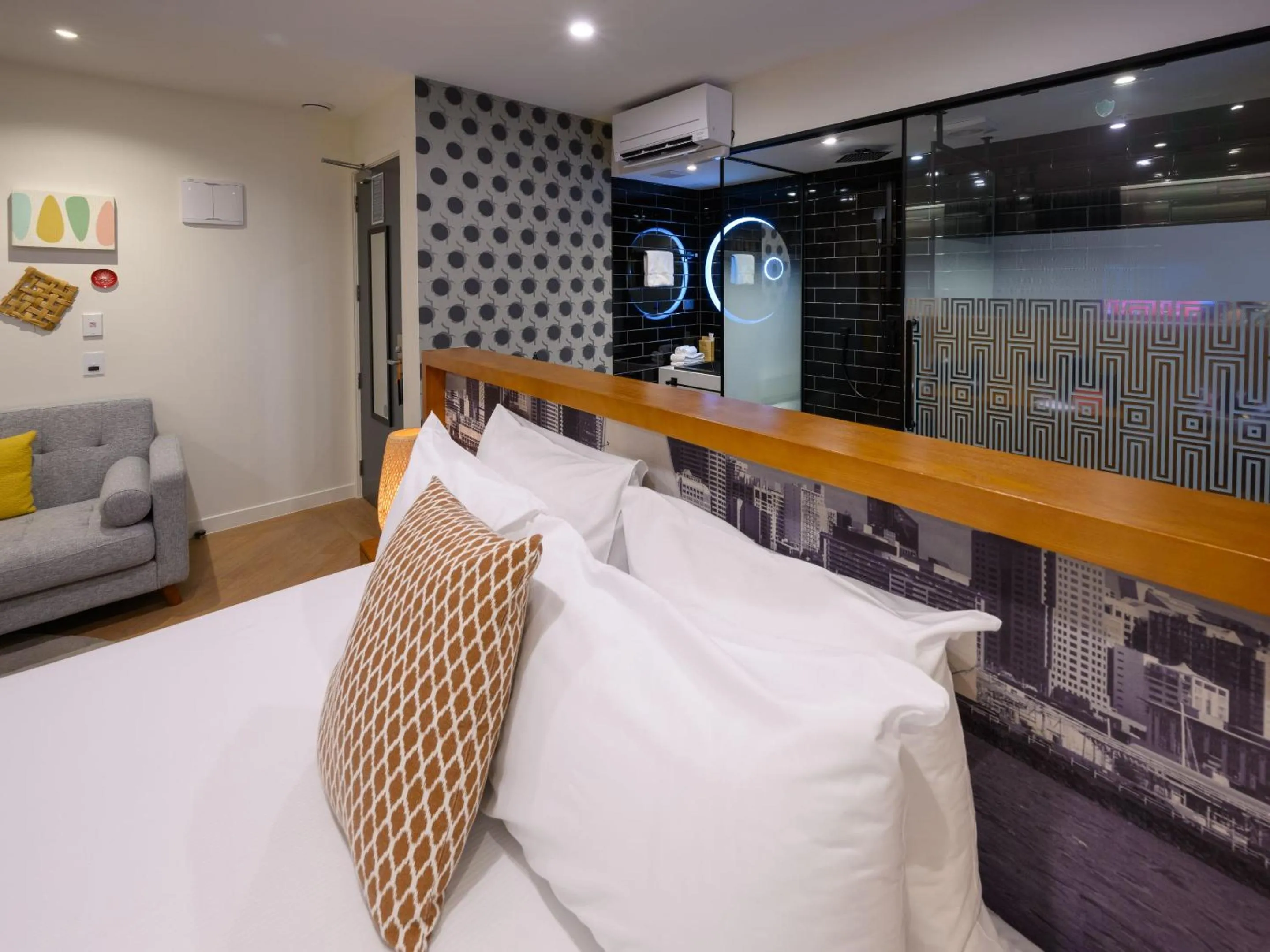 Bathroom, Bed in Ohtel Auckland