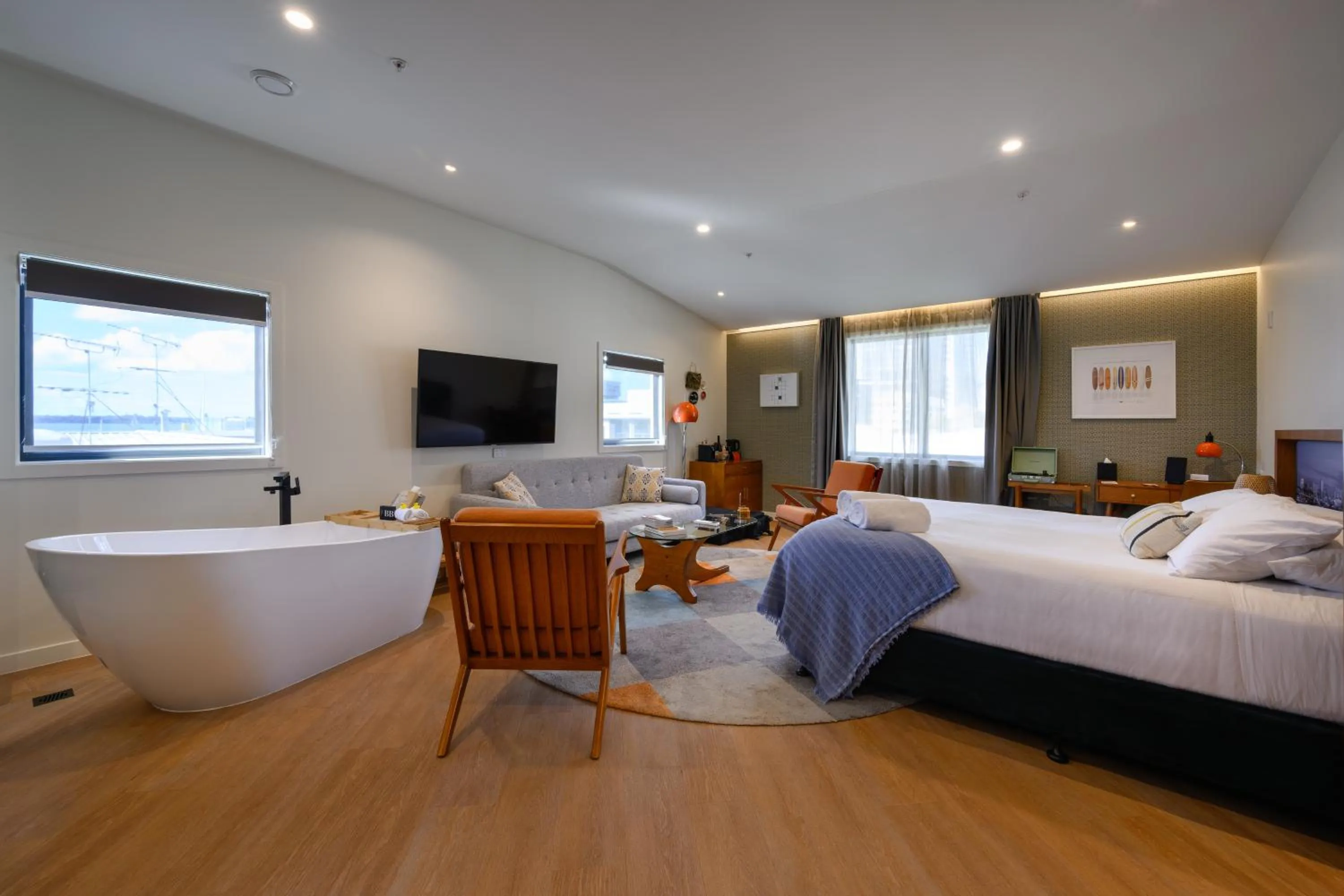 Photo of the whole room, Bed in Ohtel Auckland