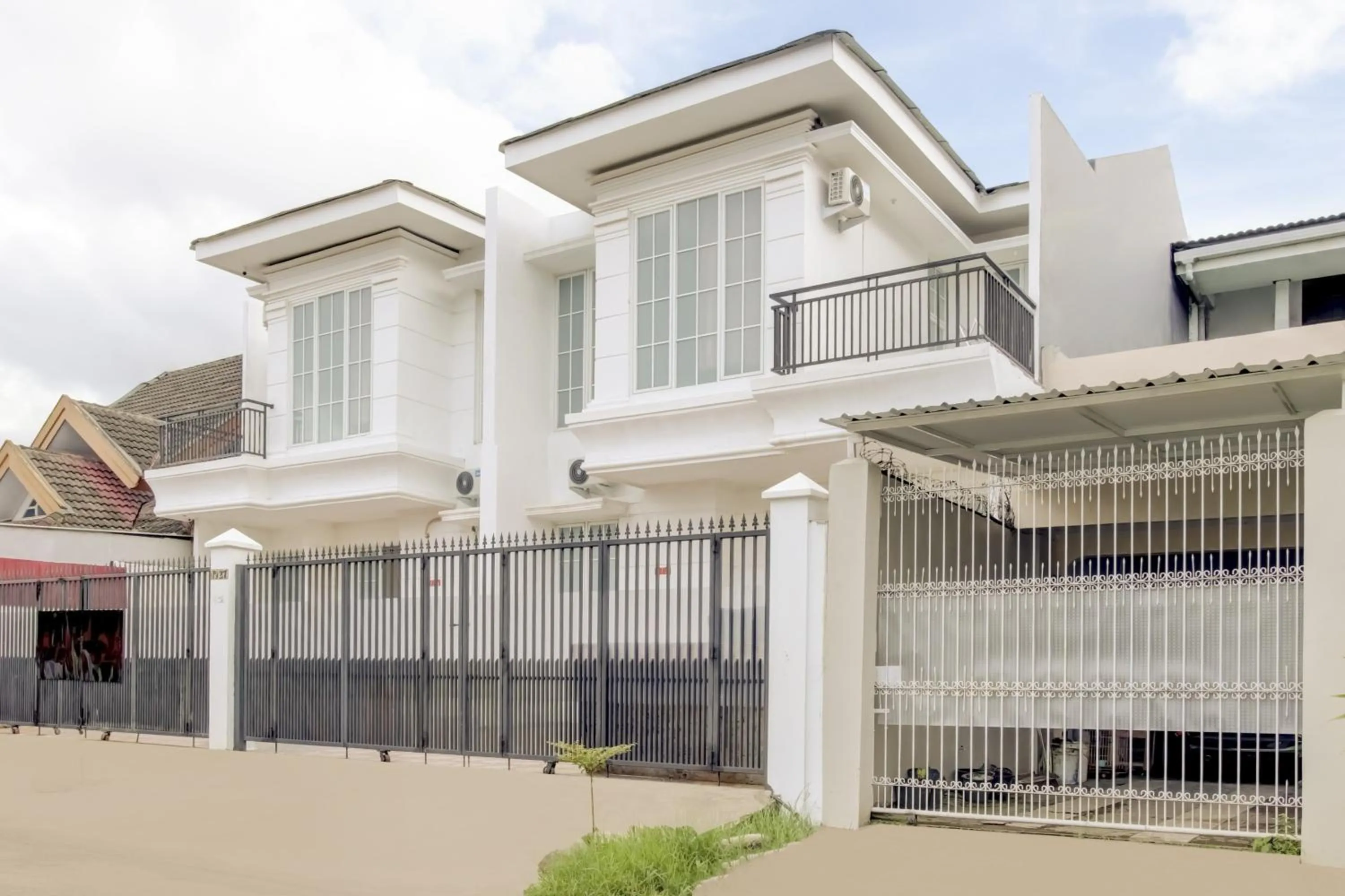 Property building in Hotel O Panakkukang Near Mall Panakkukang Formerly Golden White House