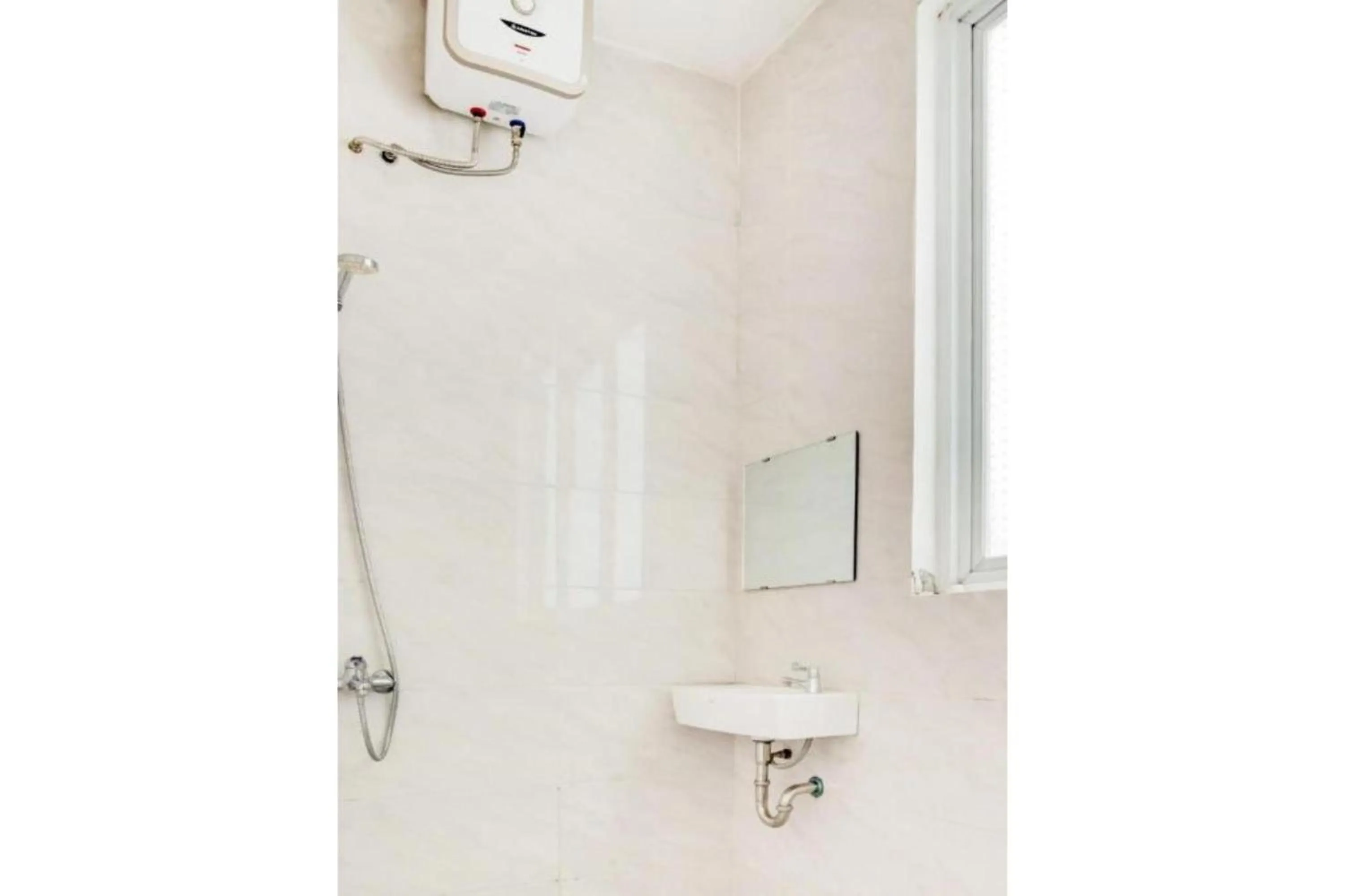 Bathroom in Hotel O Panakkukang Near Mall Panakkukang Formerly Golden White House