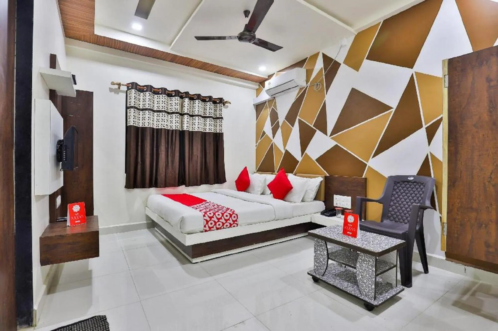 Bathroom, Bed in Hotel Bansidhar-Somnath