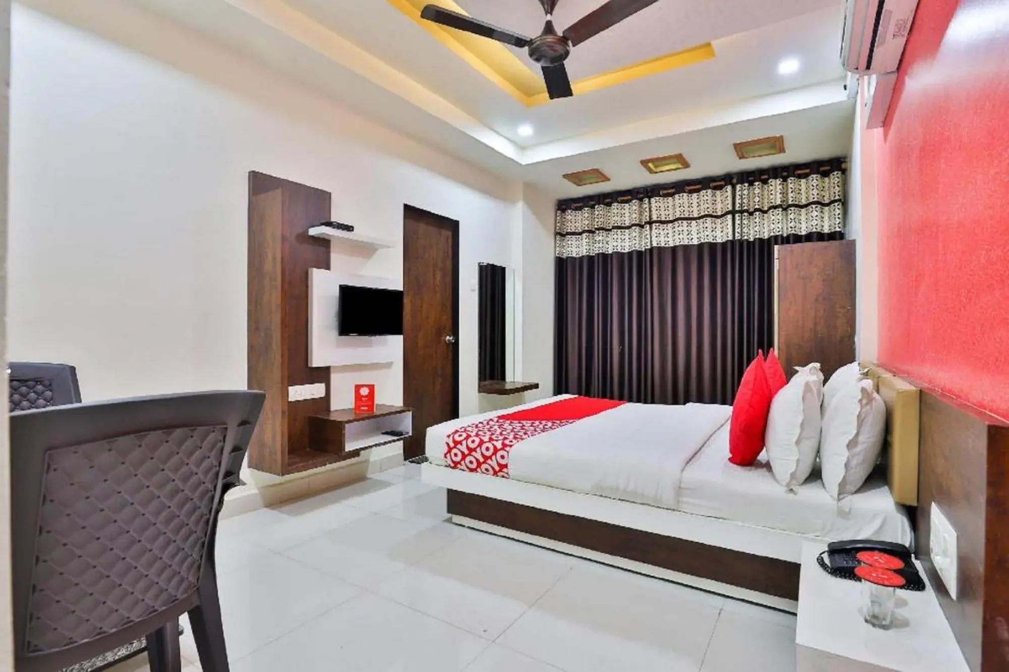 Deluxe Double Room in Hotel Bansidhar-Somnath Deluxe Double Room in Hotel Bansidhar-Somnath