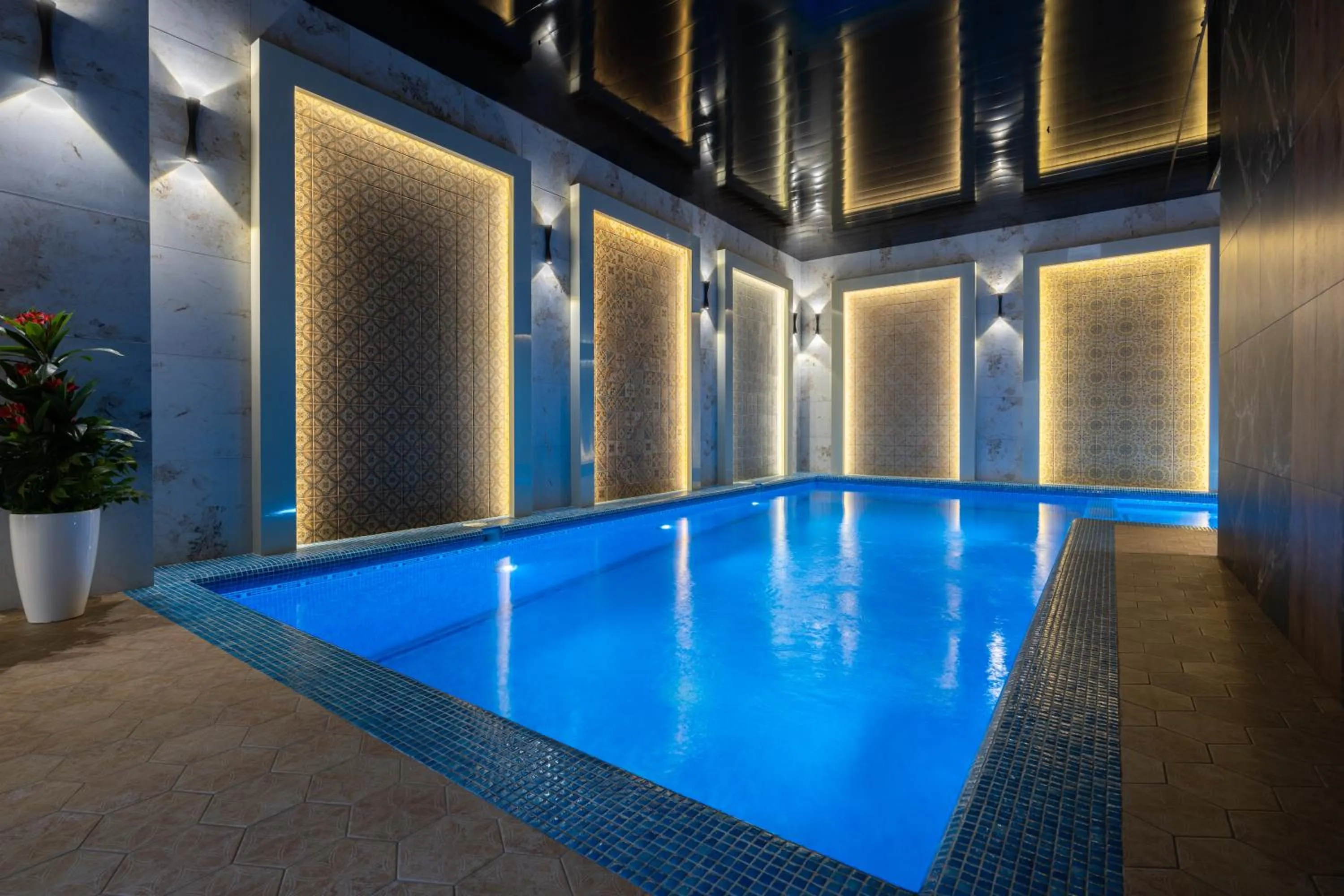 Swimming pool in Shoxjahon Hotel - 600 Mbps Internet