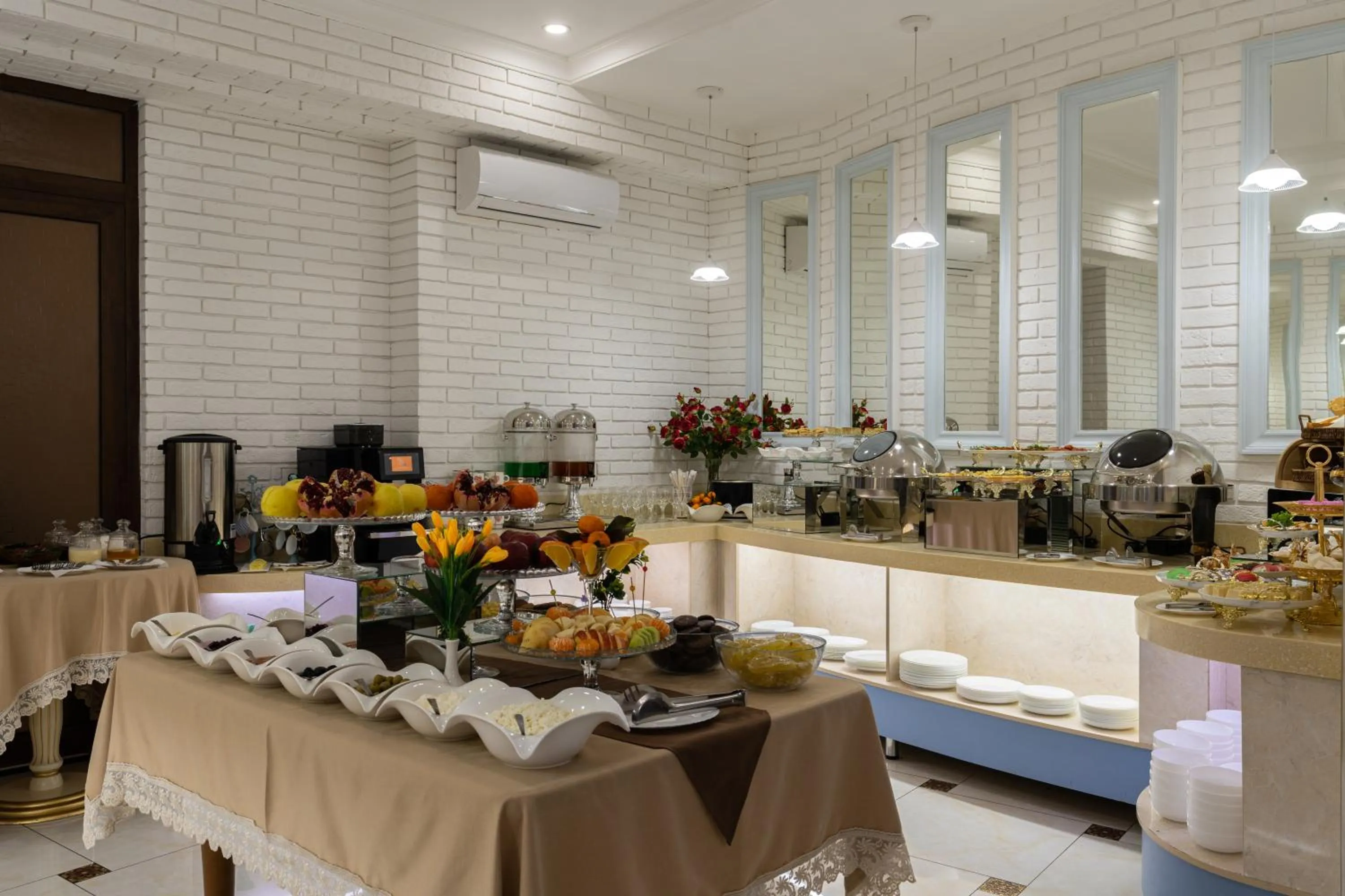 Breakfast in Shoxjahon Hotel - 600 Mbps Internet