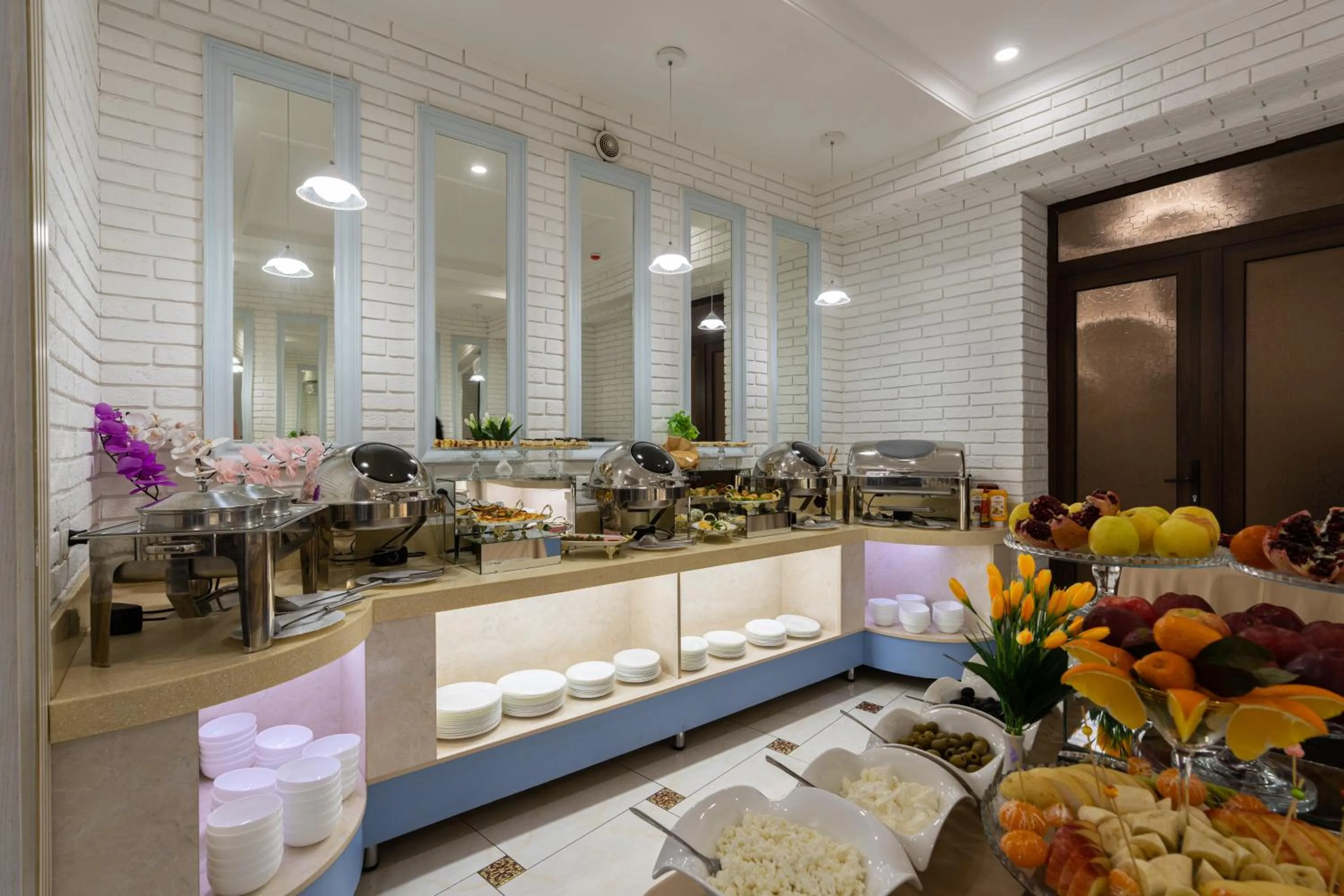 Breakfast in Shoxjahon Hotel - 600 Mbps Internet