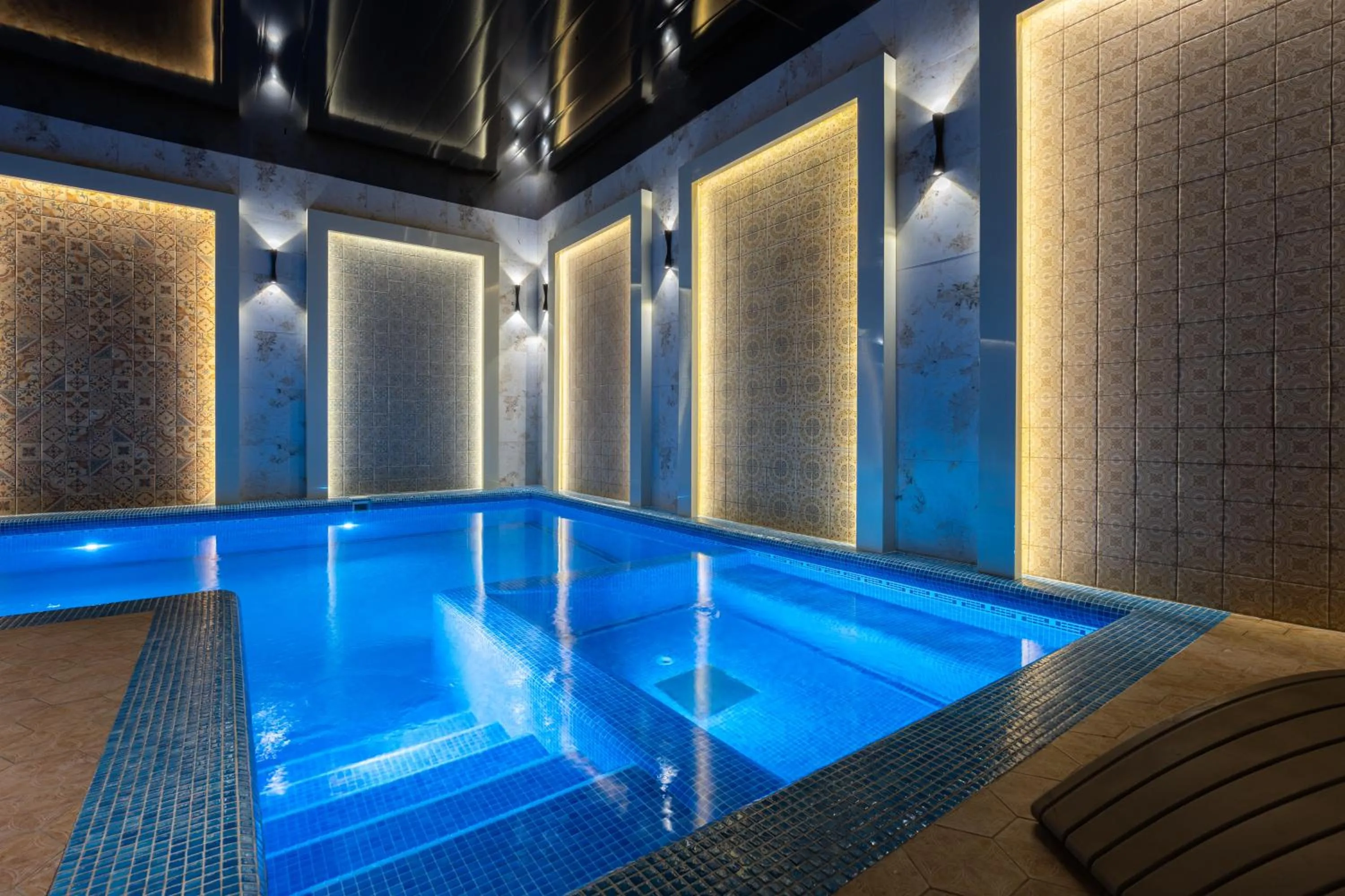 Swimming pool in Shoxjahon Hotel - 600 Mbps Internet