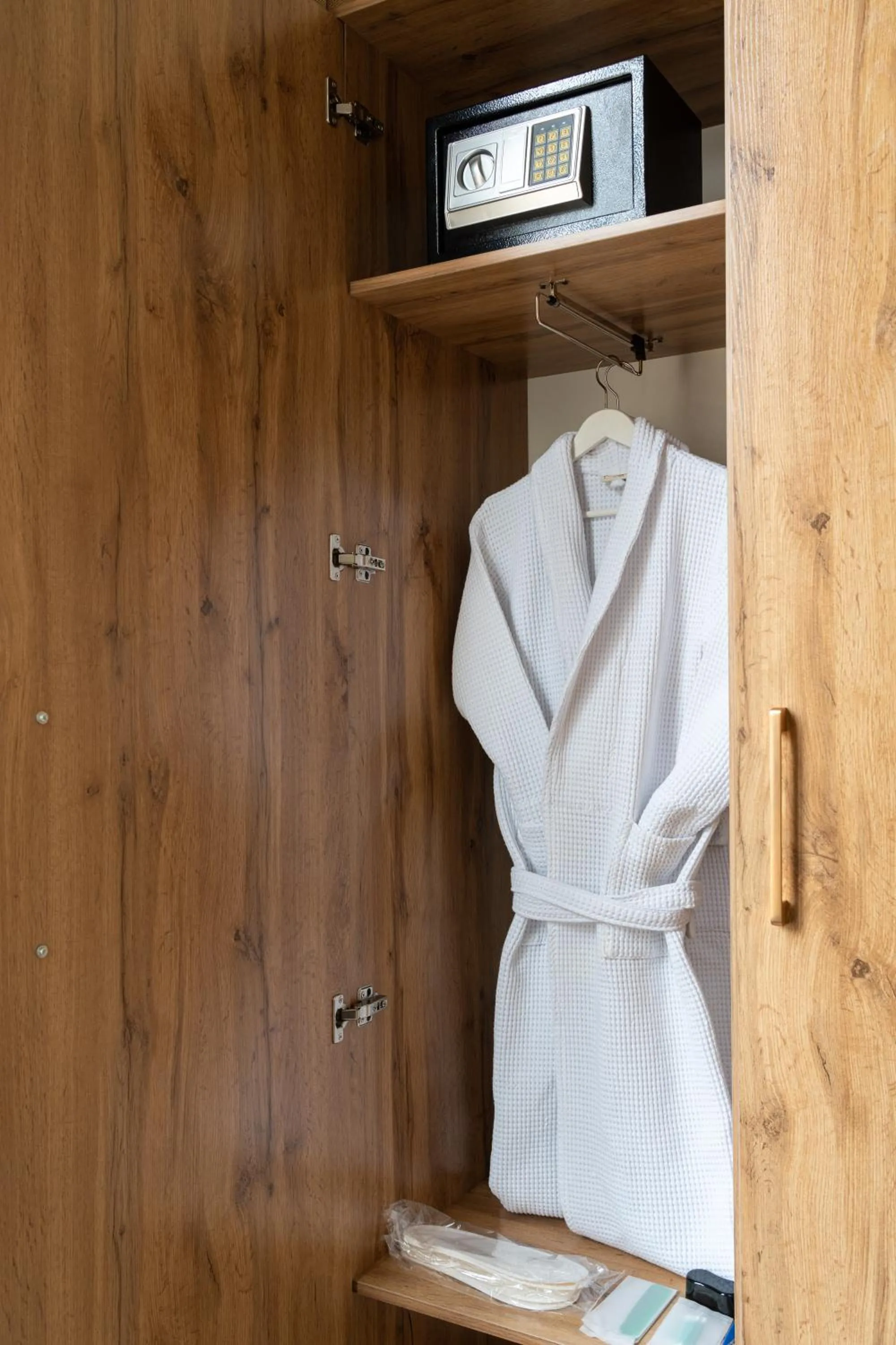 wardrobe in Shoxjahon Hotel - 600 Mbps Internet