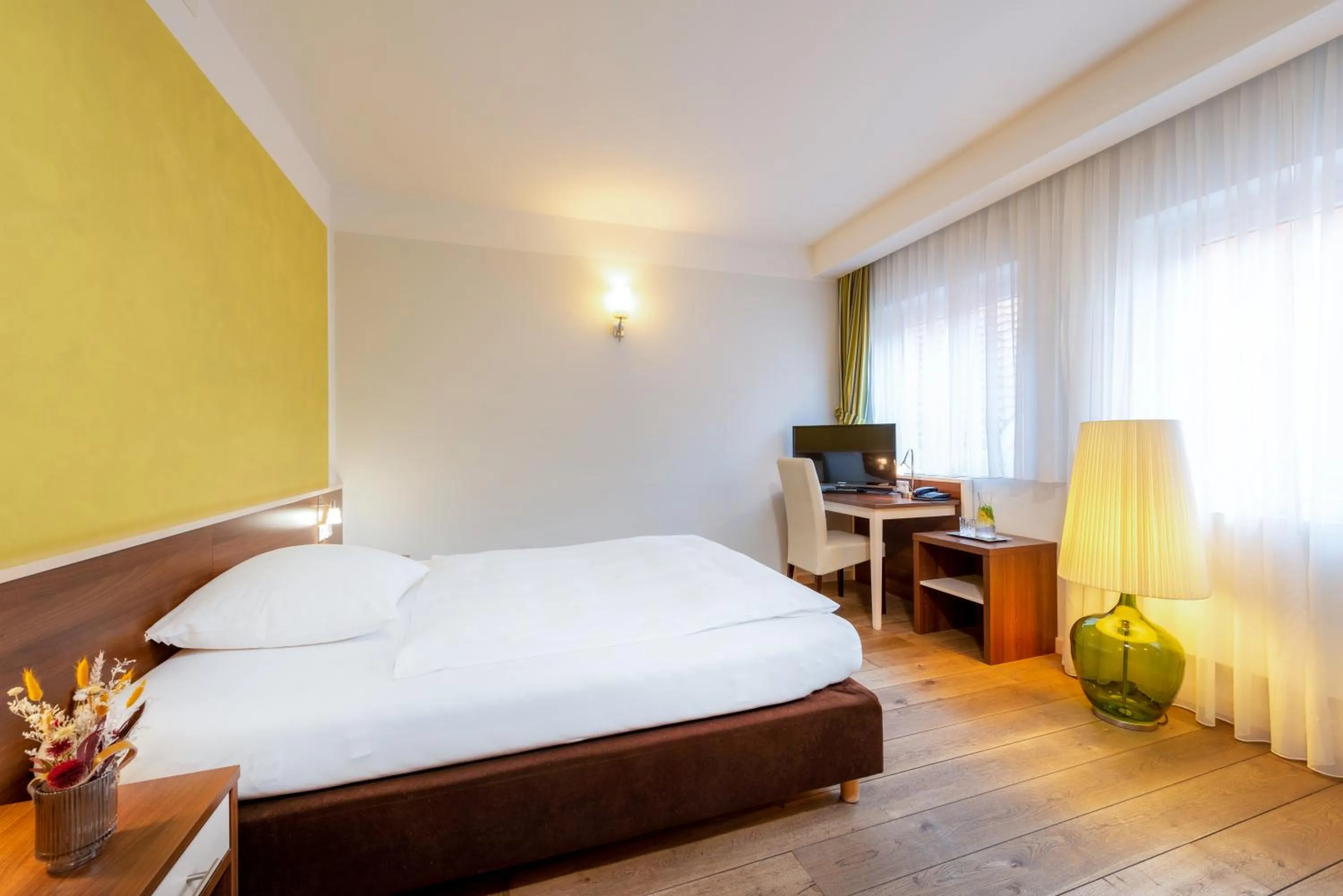 Photo of the whole room, Bed in BEHLs Genusshotel im Brennhaus