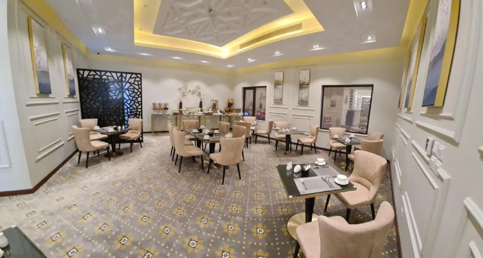 Restaurant/places to eat in Iris Boutique Granada