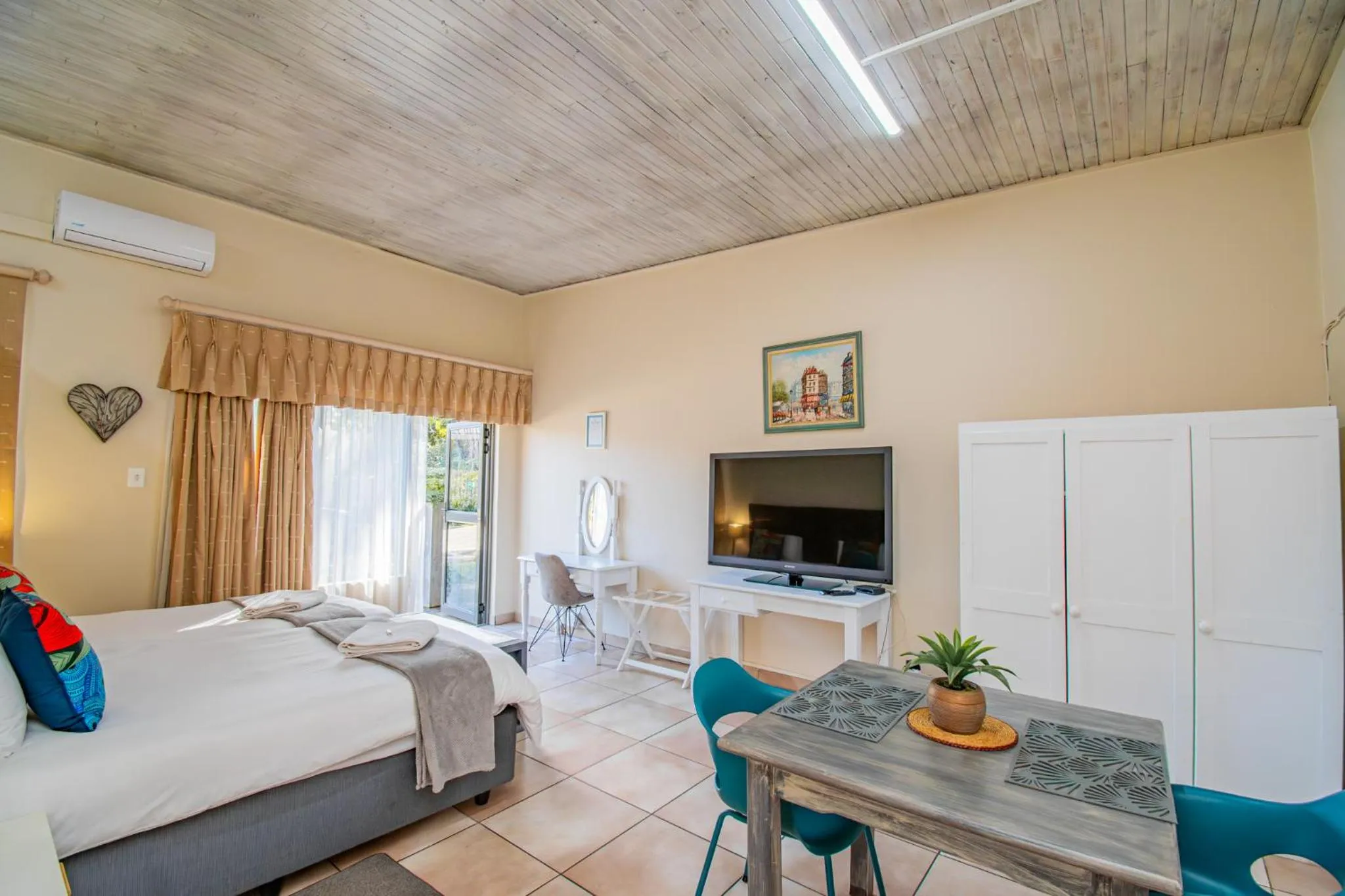 TV and multimedia, Bed in Glen Maine Guest House