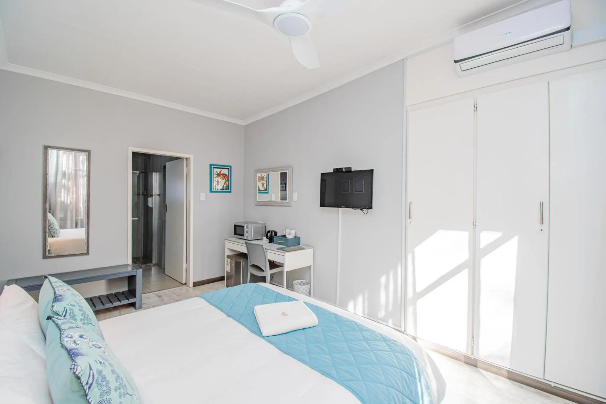 TV and multimedia, Bed in Glen Maine Guest House