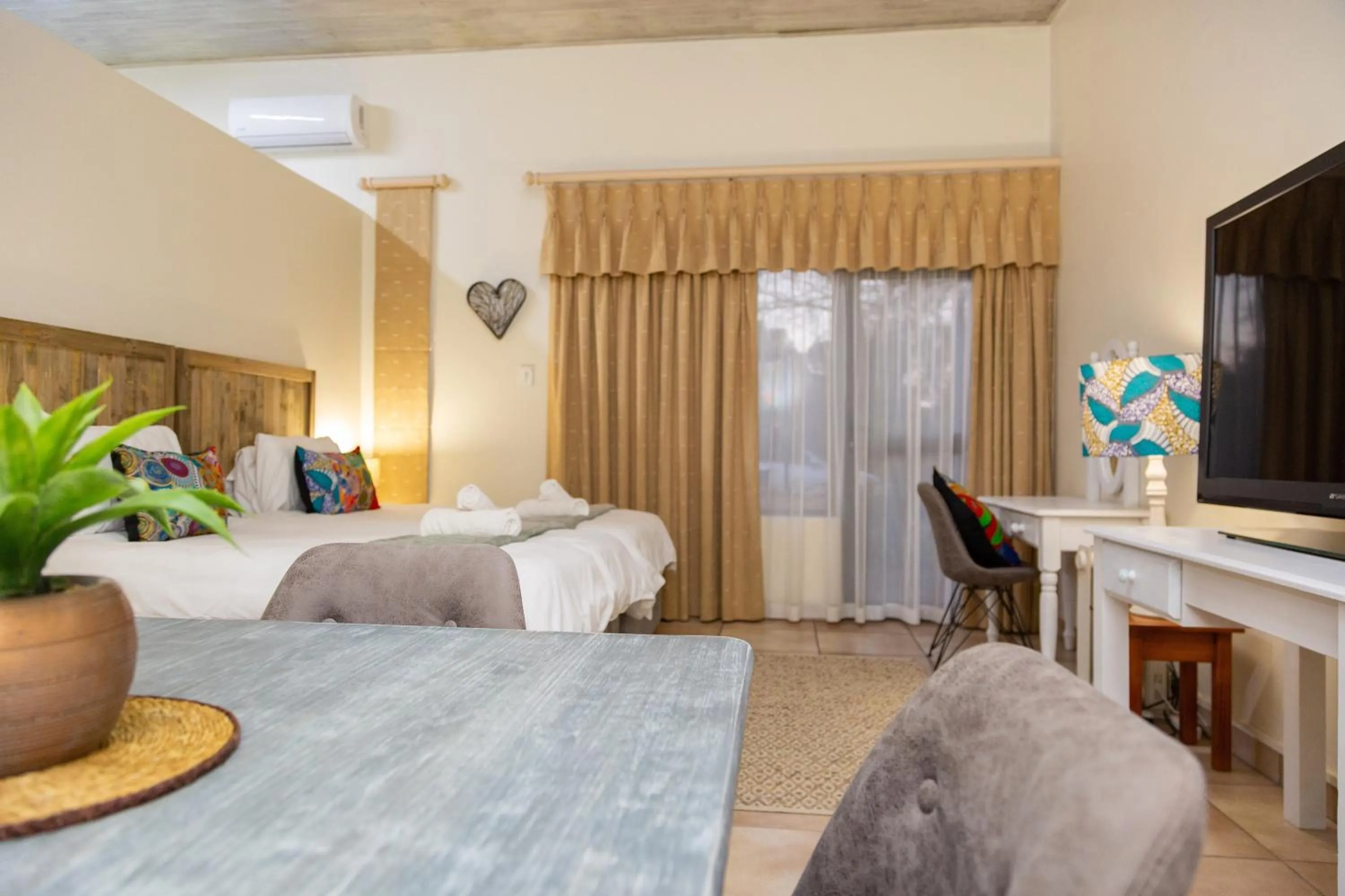 Facade/entrance, Bed in Glen Maine Guest House