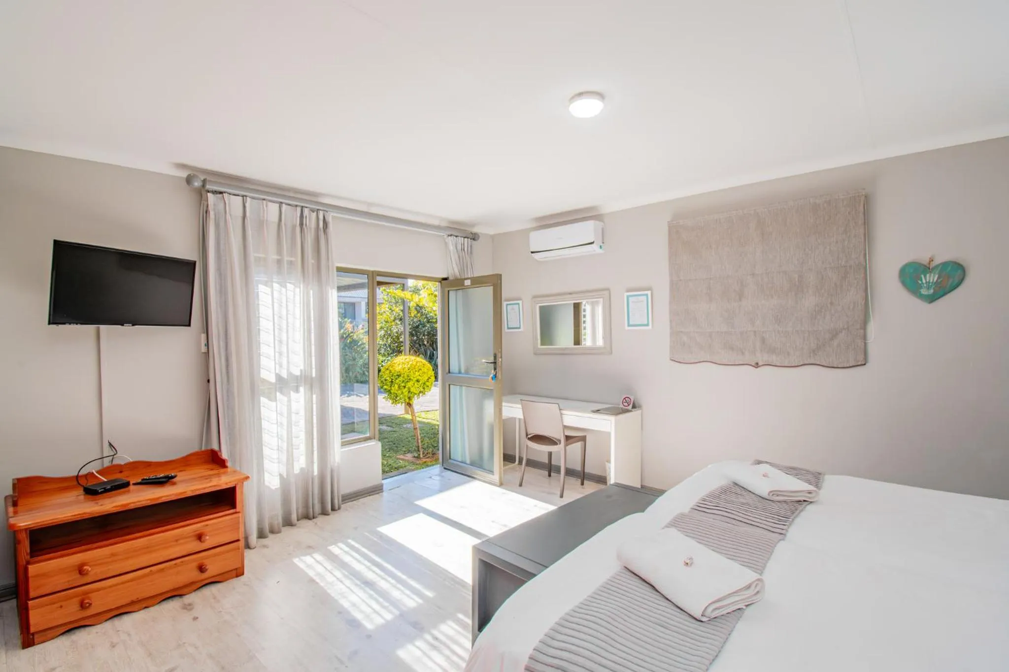 TV and multimedia, Bed in Glen Maine Guest House